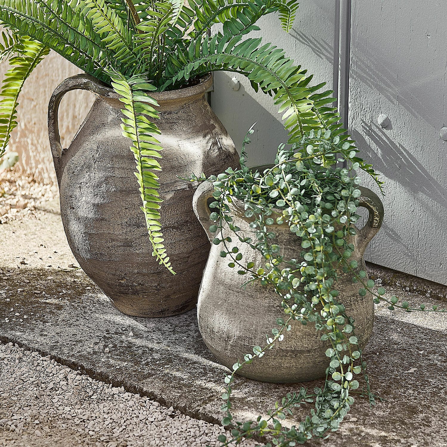 Vaas set van 2 Malivon Twee grijze keramische potten met groene planten, rustieke buiten tuin decoratie