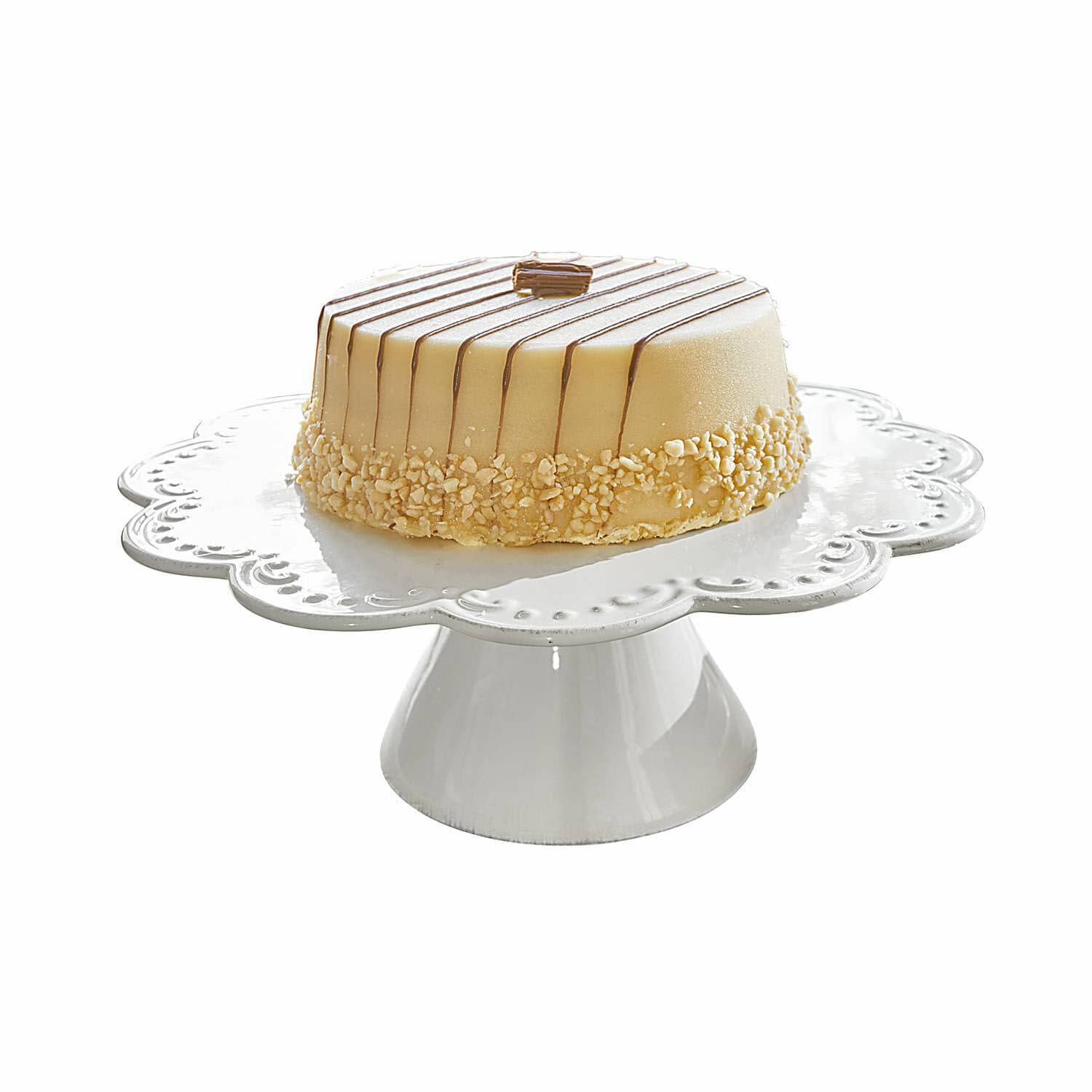 Plat à gâteau Fontienne Gâteau sur un présentoir en céramique blanche avec glaçage crème et éclats de noix, dessert élégant