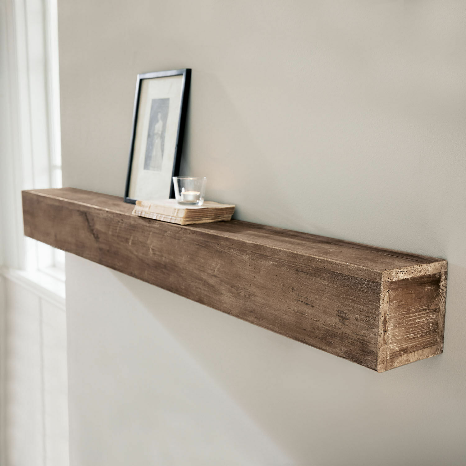 Wandplank Visayas Bruine houten wandplank met decoratieve lijst en kaars op een boek