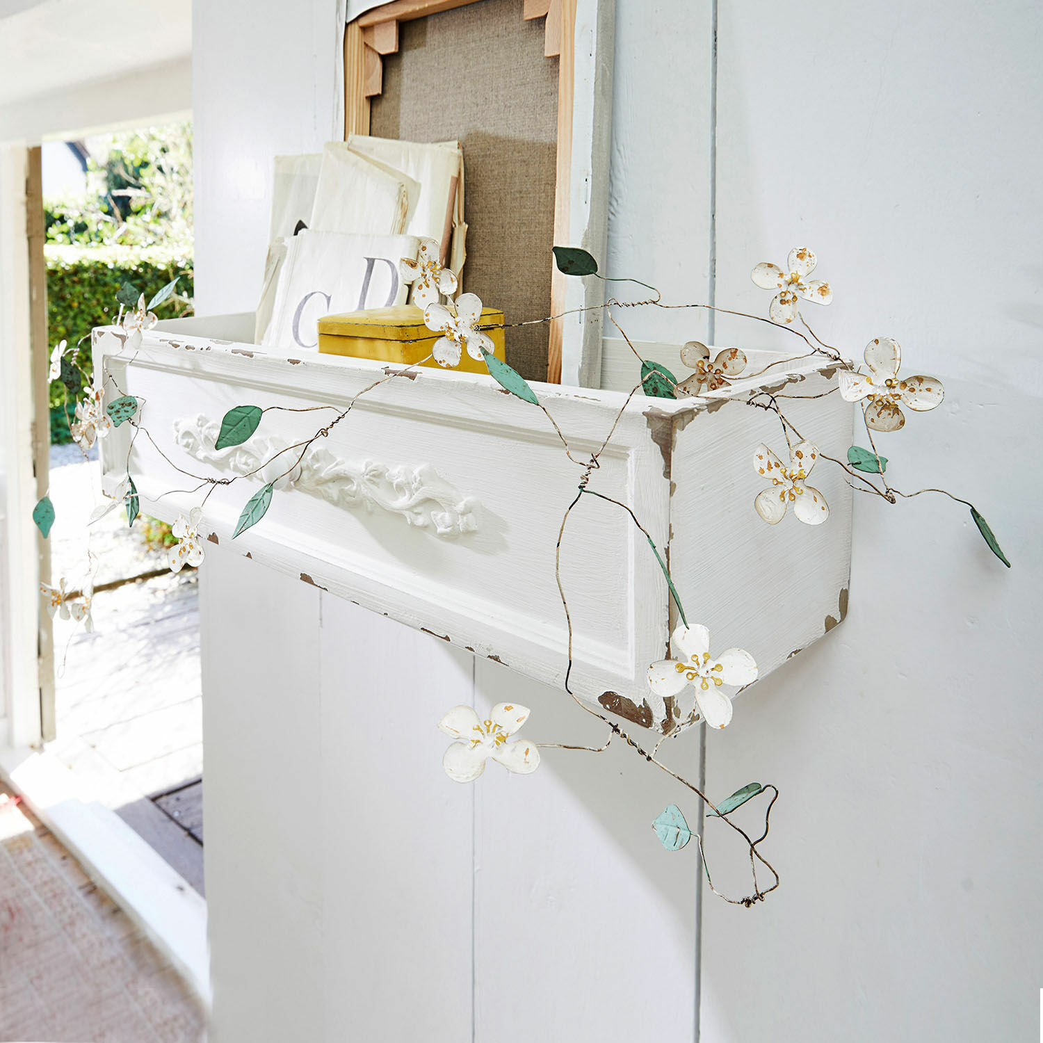 Guirlande Sambucus Witte houten wandbloembak met decoratieve metalen bloemen en bladeren in vintage stijl