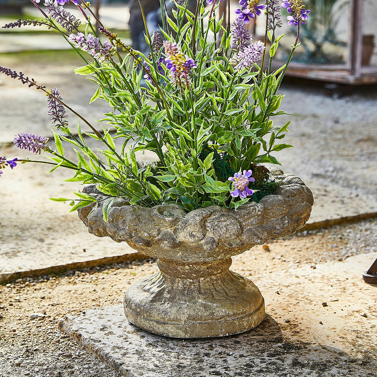 Amphore Bellivon Jardinière en pierre rustique avec fleurs vertes et violettes, décoration extérieure de jardin