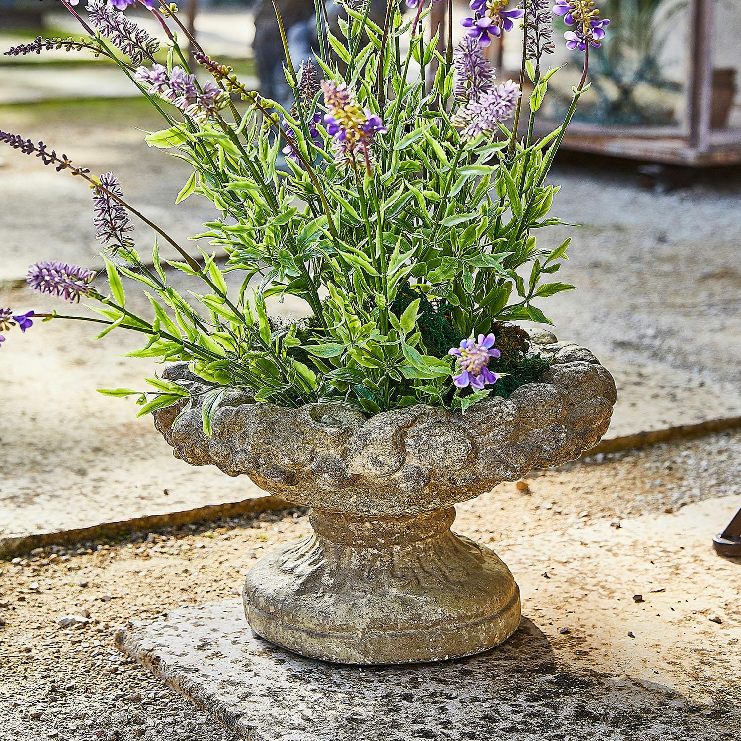 Amfora Bellivon Rustieke stenen plantenbak met groene en paarse bloemen, buiten tuin decoratie