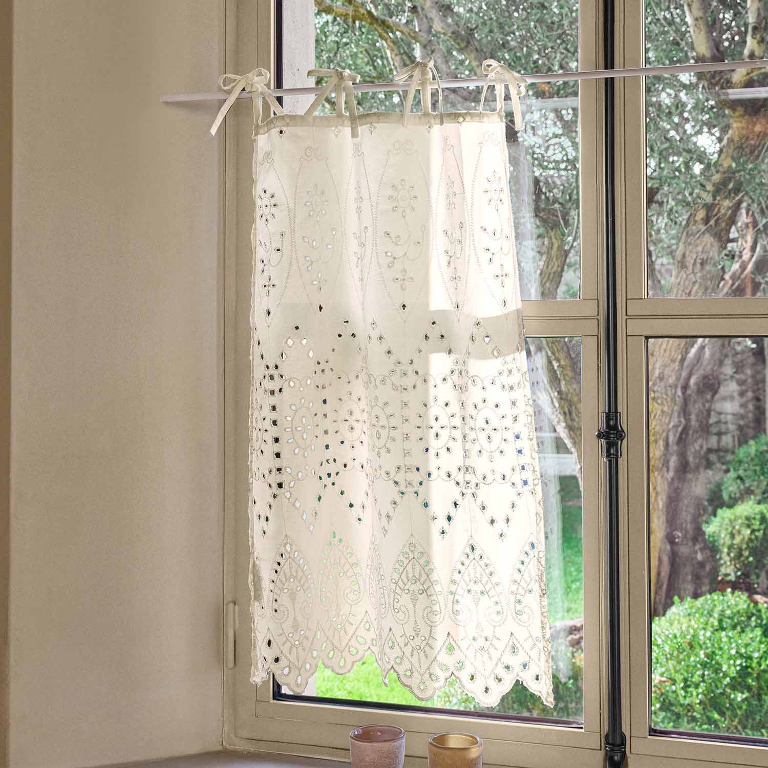 Witte geborduurde vitrage met opengewerkt patroon, decoratieve raamdecoratie voor woonkamer of keuken