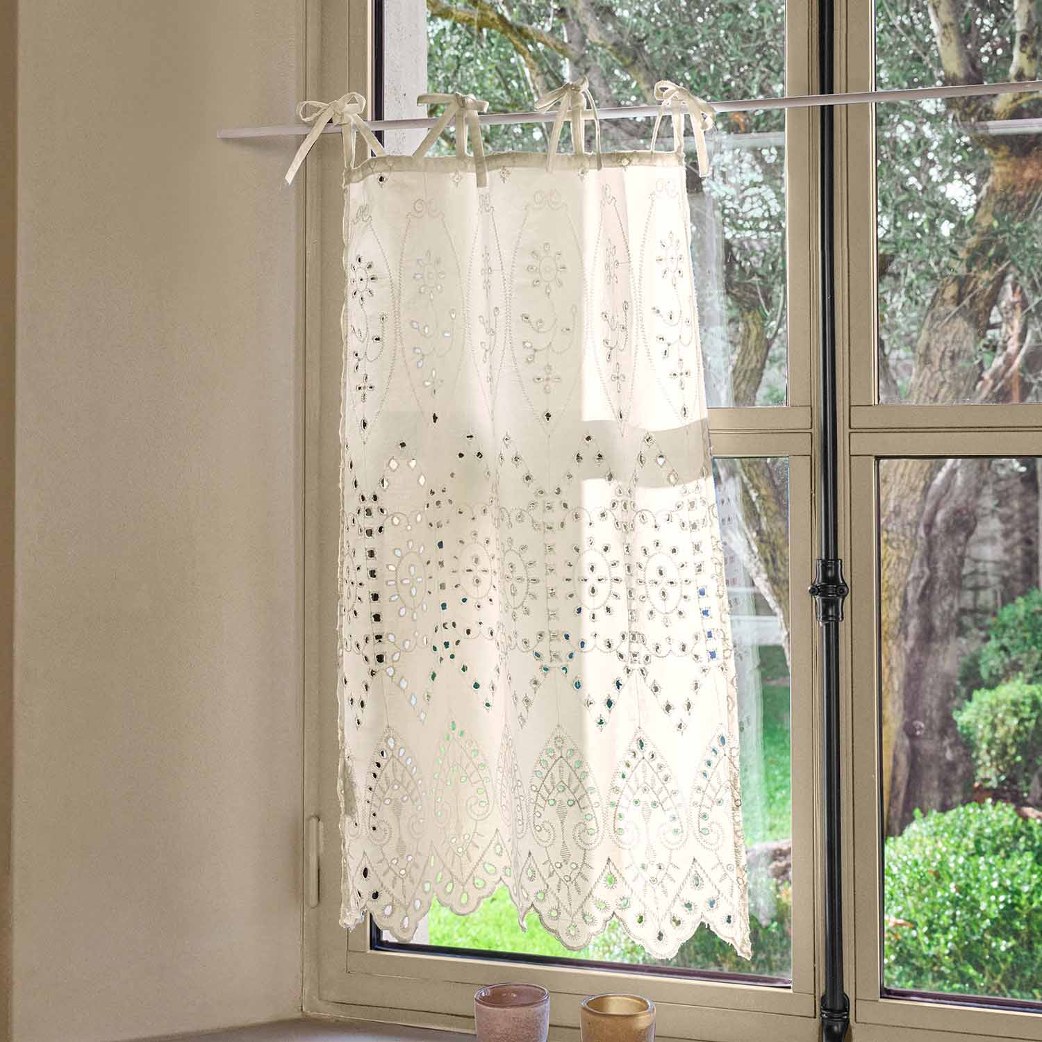 Rideau blanc brodé avec motif ajouré, décoration de fenêtre élégante pour salon ou cuisine
