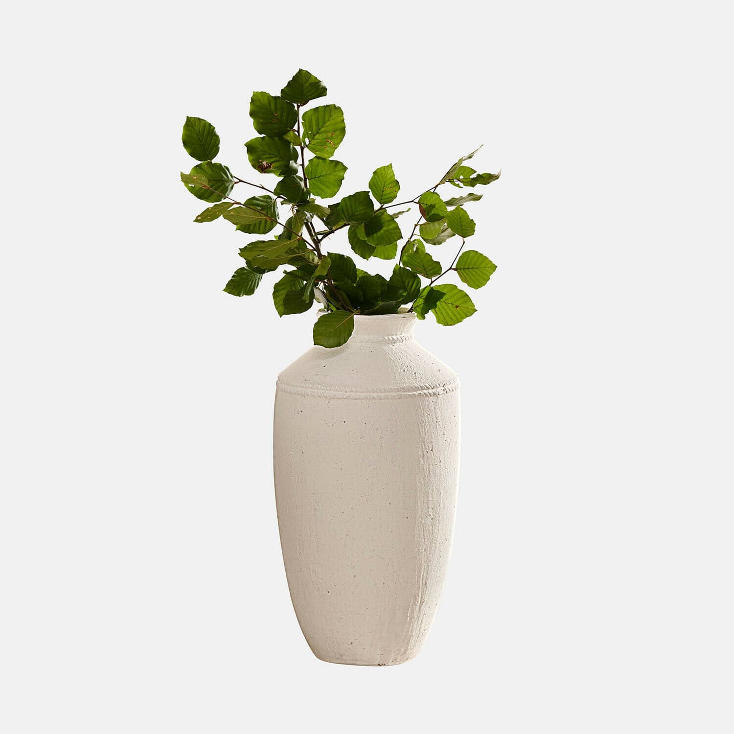 Vase en céramique blanche avec feuillage vert, décoration élégante pour intérieur moderne
