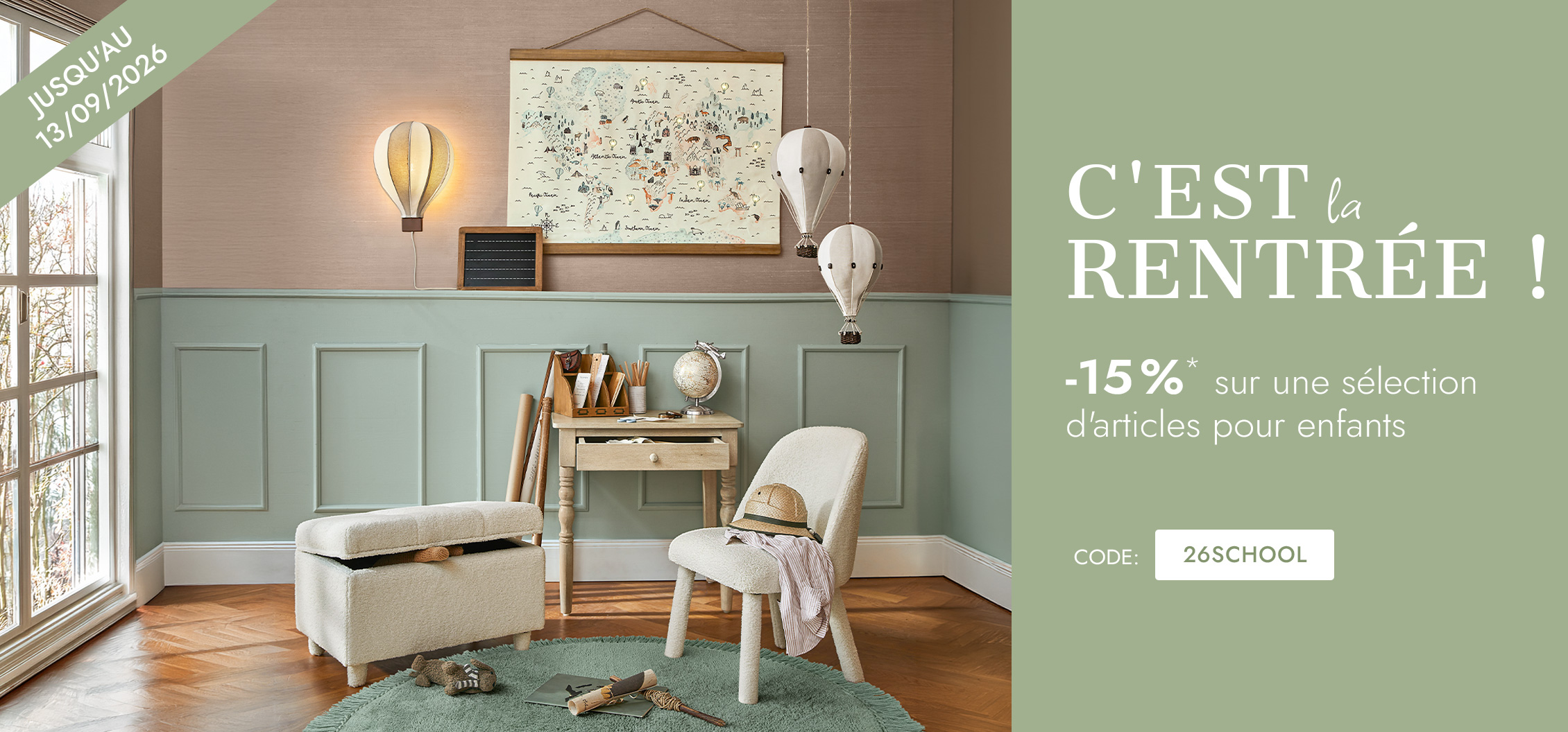 Chambre d'enfant cosy avec fauteuil beige, pouf, décorations montgolfières et carte du monde murale