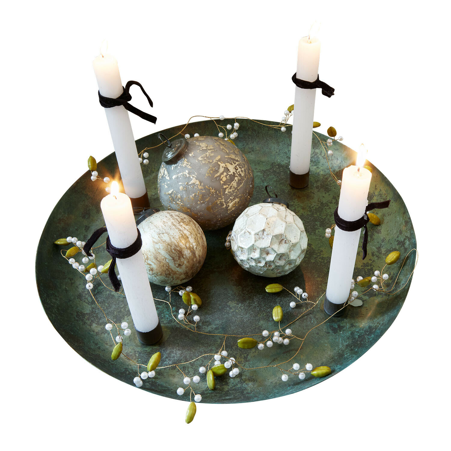 Kaarsenplateau Valenzas Groene metalen schaal met witte kaarsen en decoratieve ballen voor feestelijke tafeldecoratie