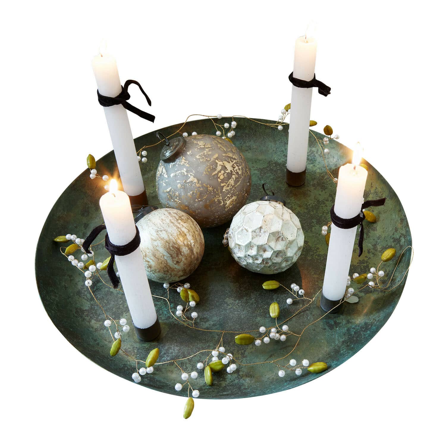Kaarsenplateau Valenzas Groene metalen schaal met witte kaarsen en decoratieve ballen voor feestelijke tafeldecoratie
