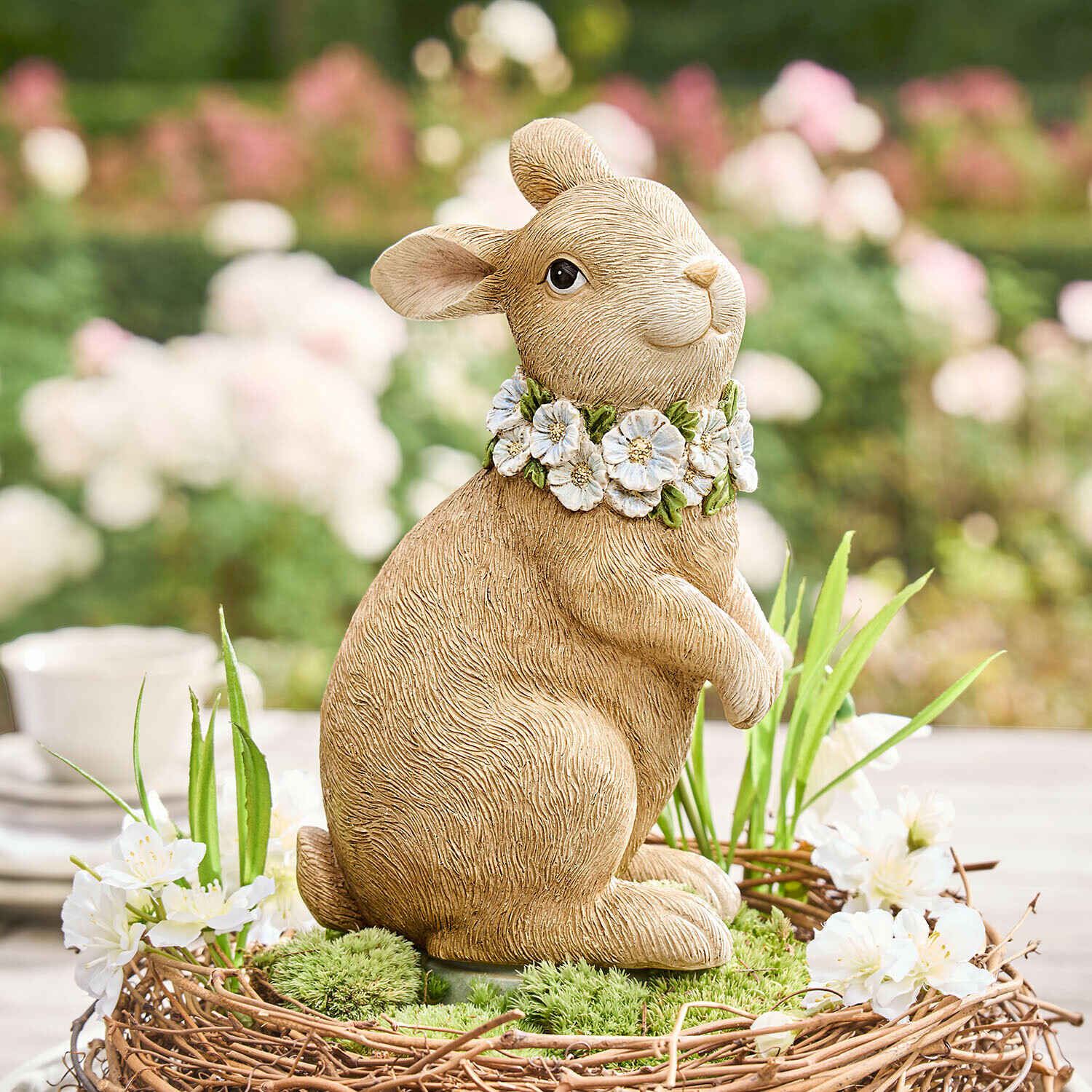 Decoratief konijntje Ashfordale Beige konijnenfiguur van kunststof met bloemenkrans, lente decoratie voor tuin of tafel