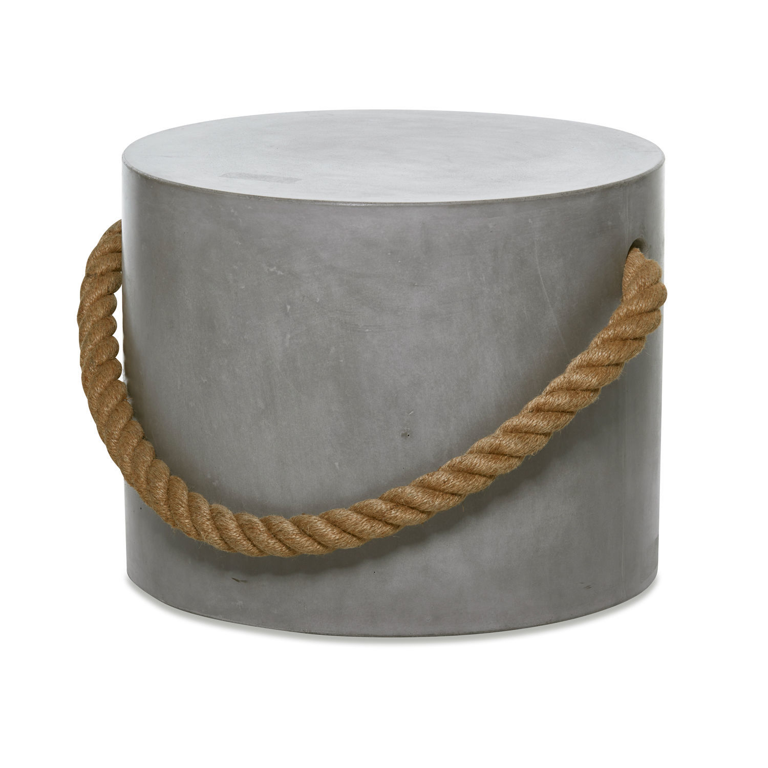 Ronde bijzettafel van grijs beton met dik touw als handvat, modern en stevig meubelstuk