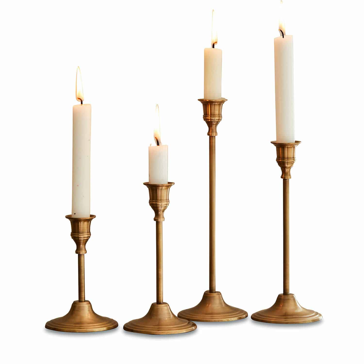 Lot de 4 bougeoirs Namoris Ensemble de quatre chandeliers en laiton avec bougies blanches de différentes hauteurs, décoration élégante