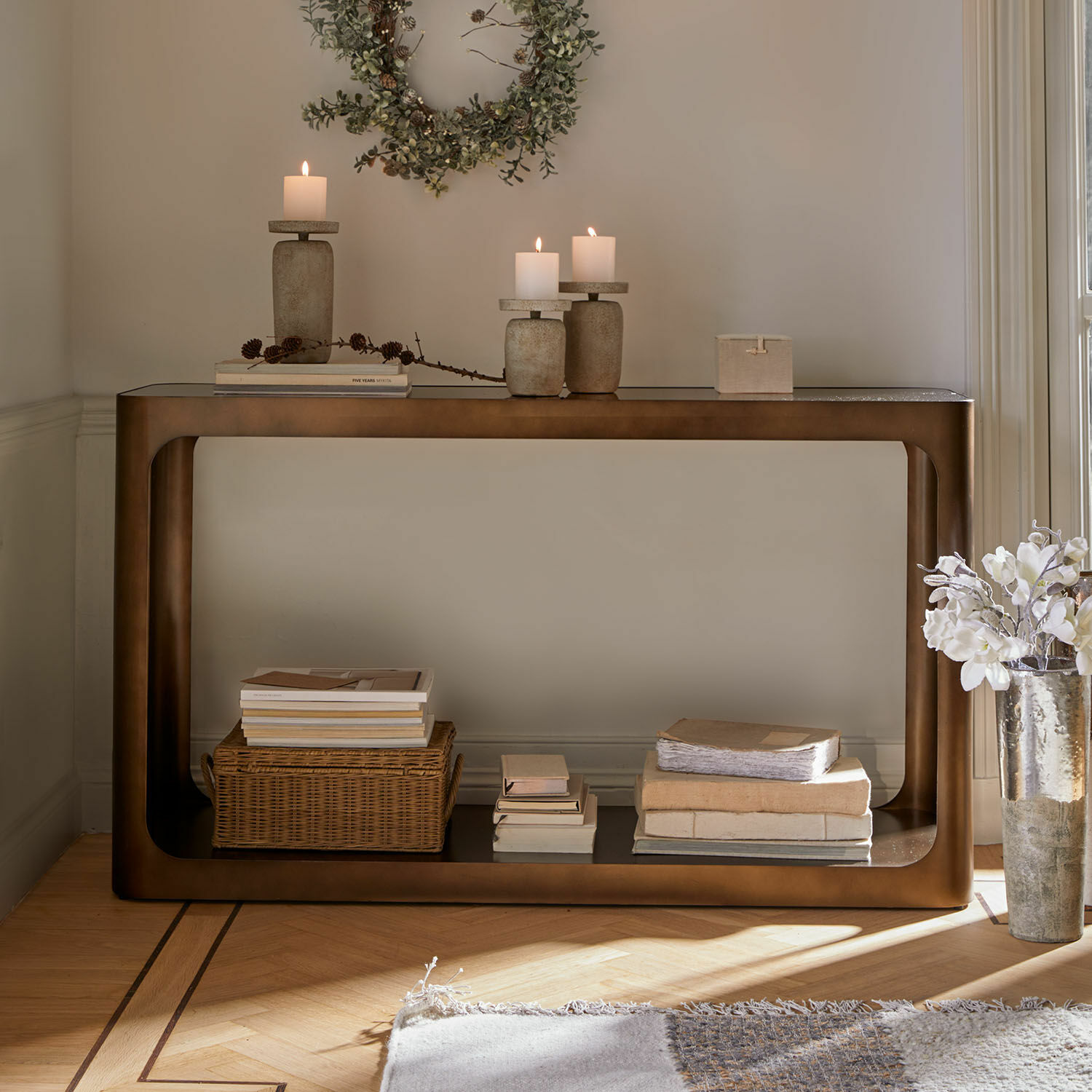 Wandtafel Bexington Bruine metalen sidetable met plank, versierd met kaarsen en boeken, modern meubel voor woonkamer