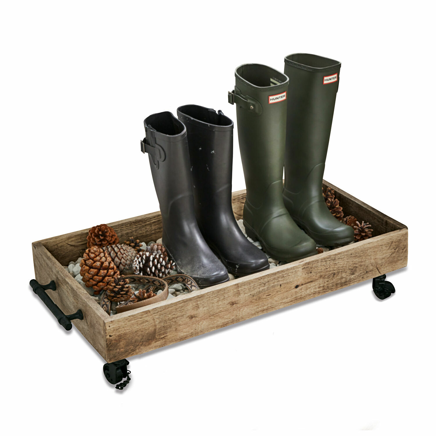 Schoenenplank Taylors Island Houten dienblad op wieltjes met zwarte en groene laarzen en dennenappels, praktische schoenenorganizer