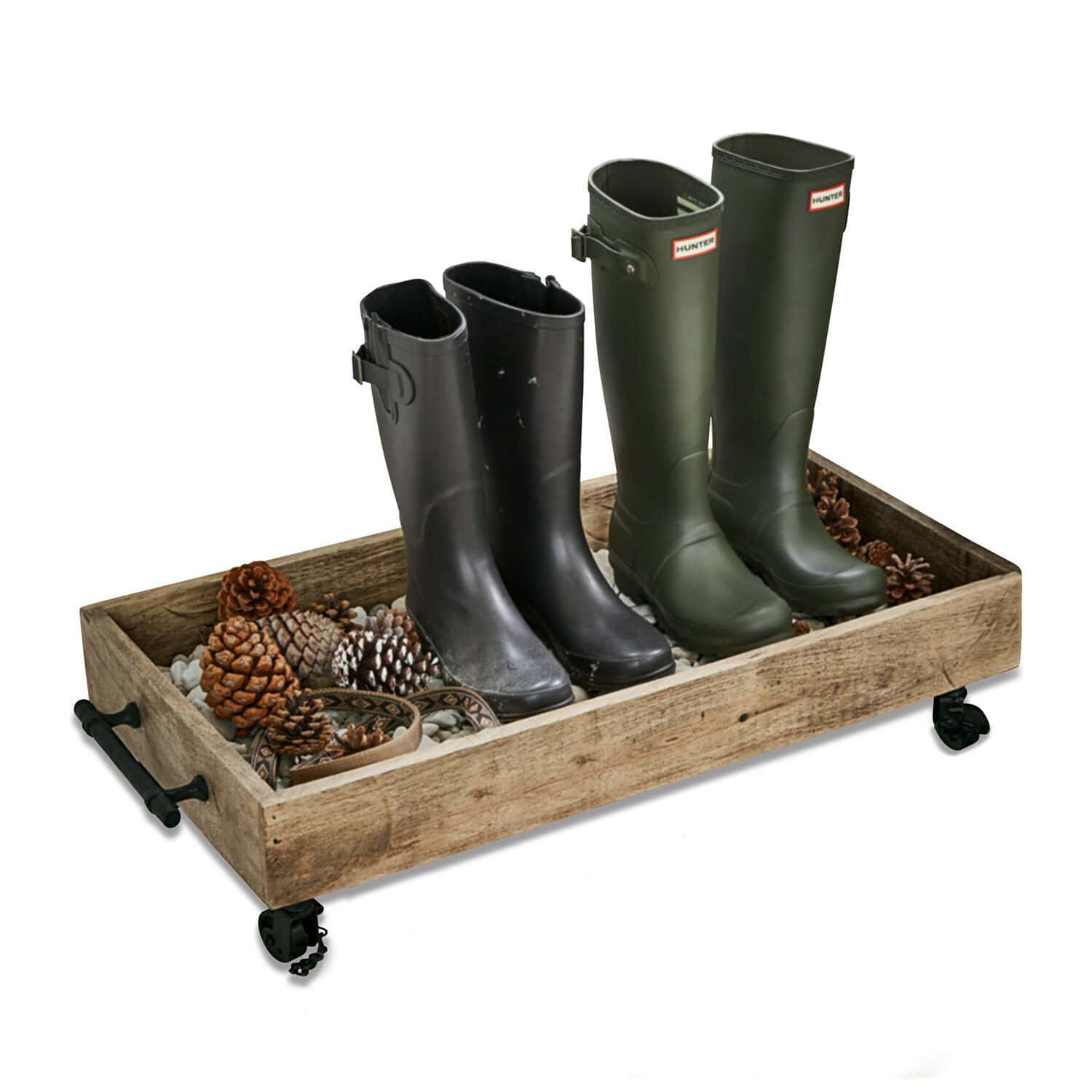 Schoenenplank Taylors Island Houten dienblad op wieltjes met zwarte en groene laarzen en dennenappels, praktische schoenenorganizer