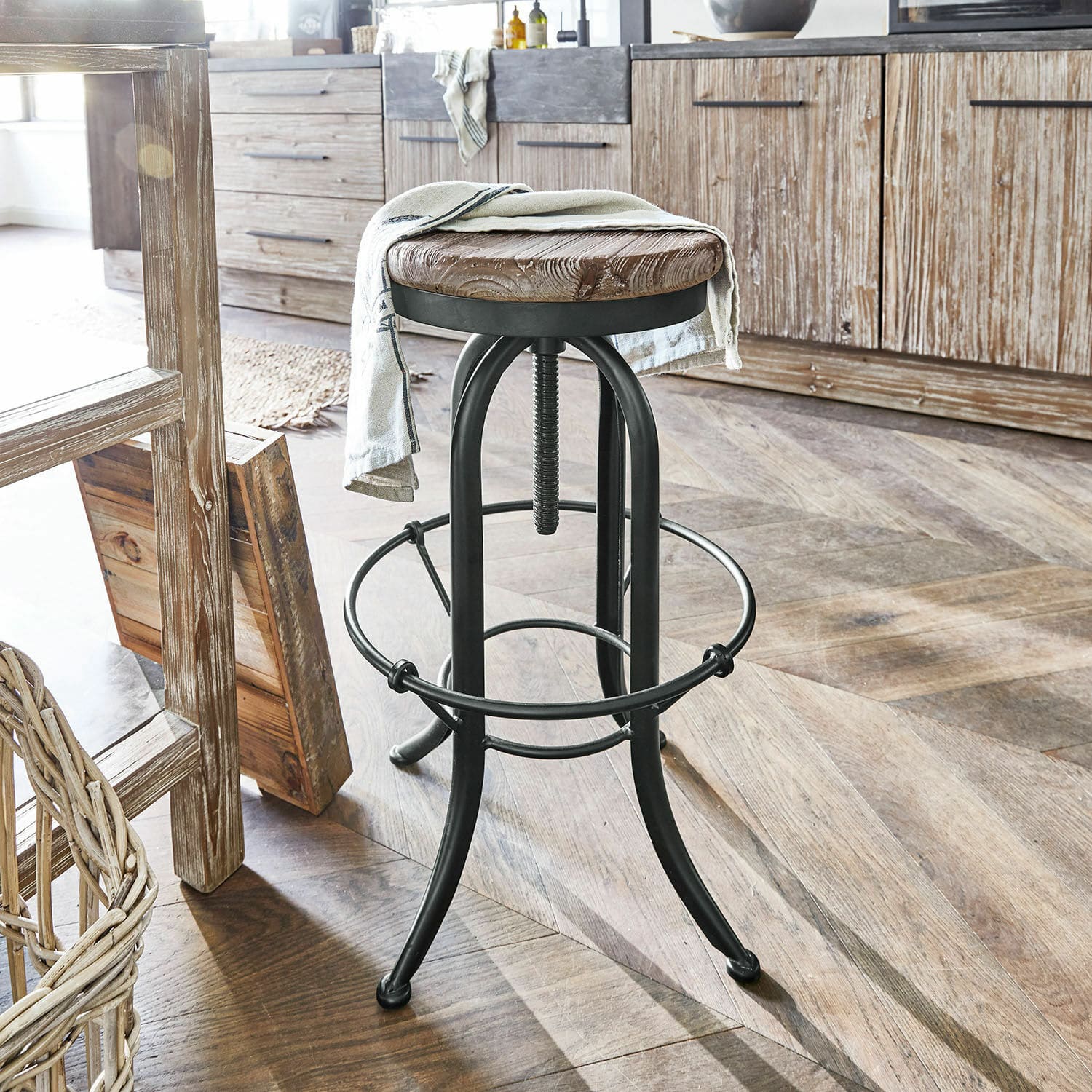 Tabouret Cambria Tabouret de bar avec assise en bois réglable et structure en acier noir style industriel