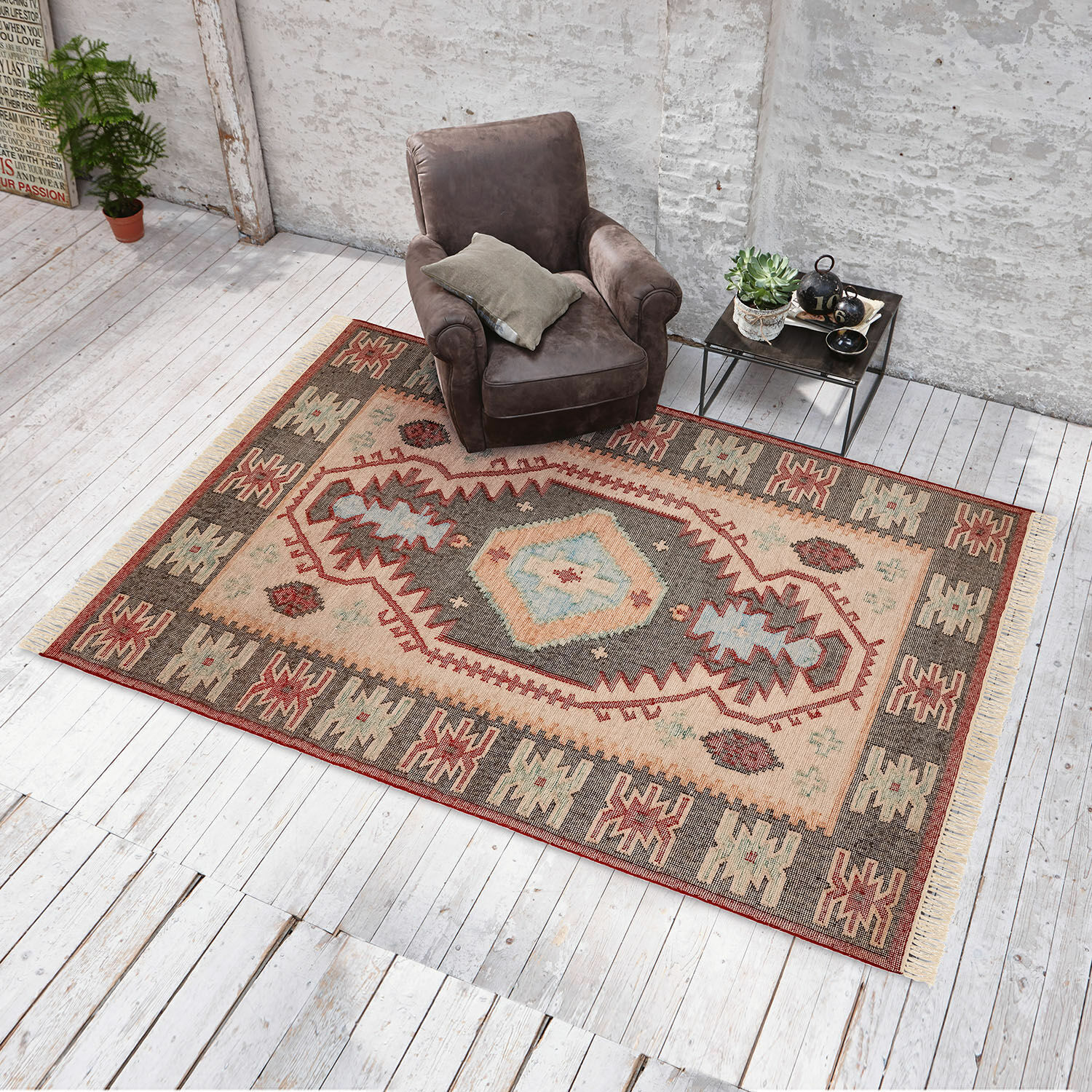 Vloerkleed Frída Vloerkleed met geometrisch patroon in warme beige en bruine tinten op lichte houten vloer