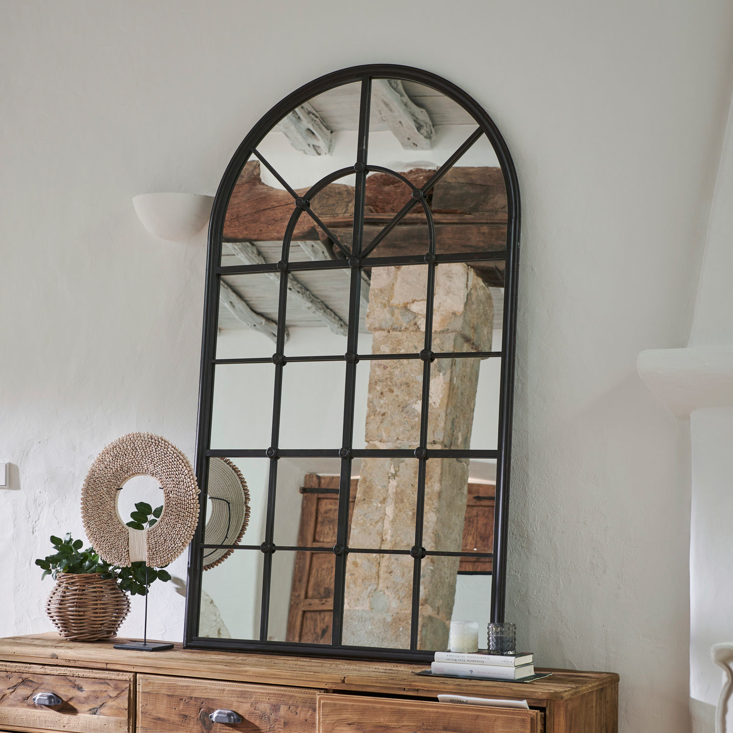 Miroir Basingstoke Grand miroir avec cadre métallique noir style industriel posé sur une commode en bois dans une pièce lumineuse