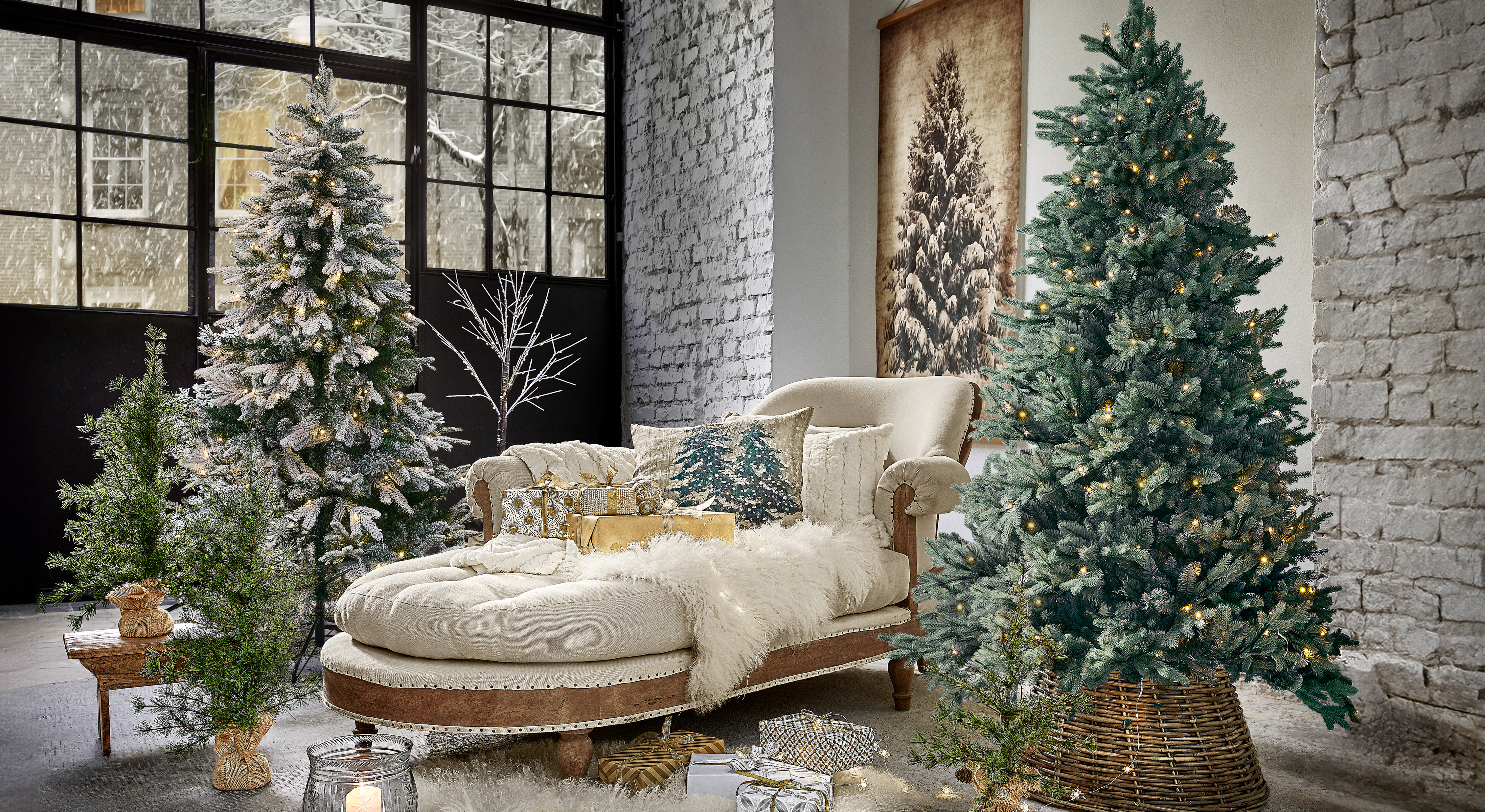 Gezellige woonkamer met beige chaise longue en verlichte kunstkerstbomen in rieten manden