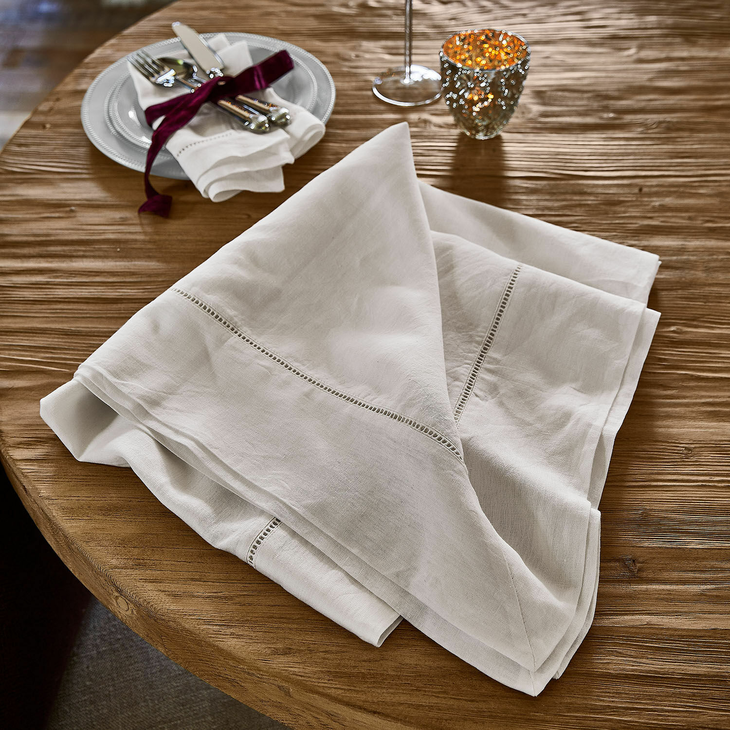 Nappe Covent Garden Nappe en lin blanc avec broderie fine sur table en bois, décoration de table élégante