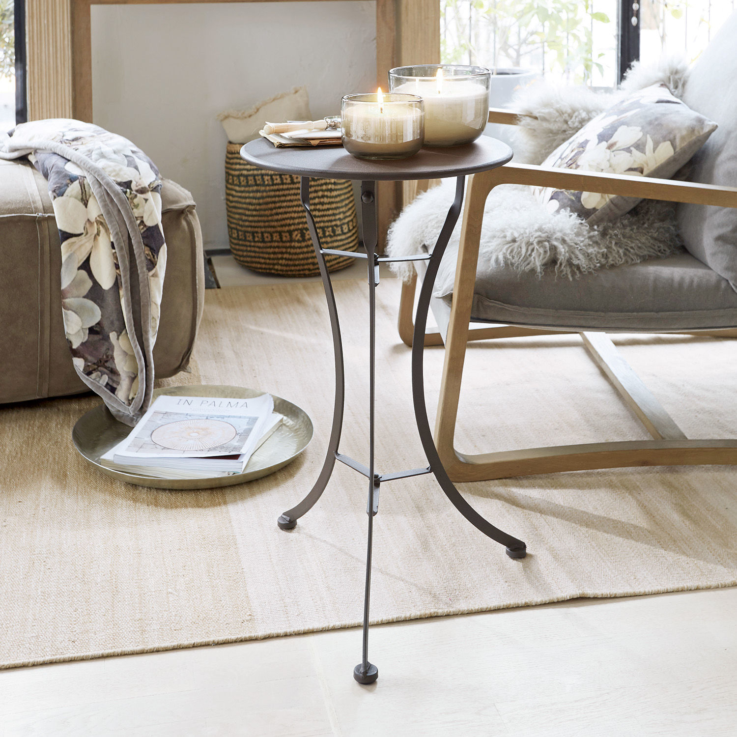 Table d'appoint Torrance Table d'appoint en métal gris foncé avec plateau rond dans un salon moderne et lumineux