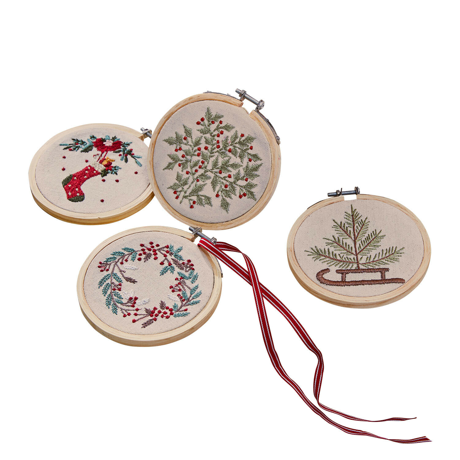 Lot de 4 décorations Seravas Ensemble de quatre décorations brodées en tissu naturel avec motifs végétaux et accents rouges pour Noël