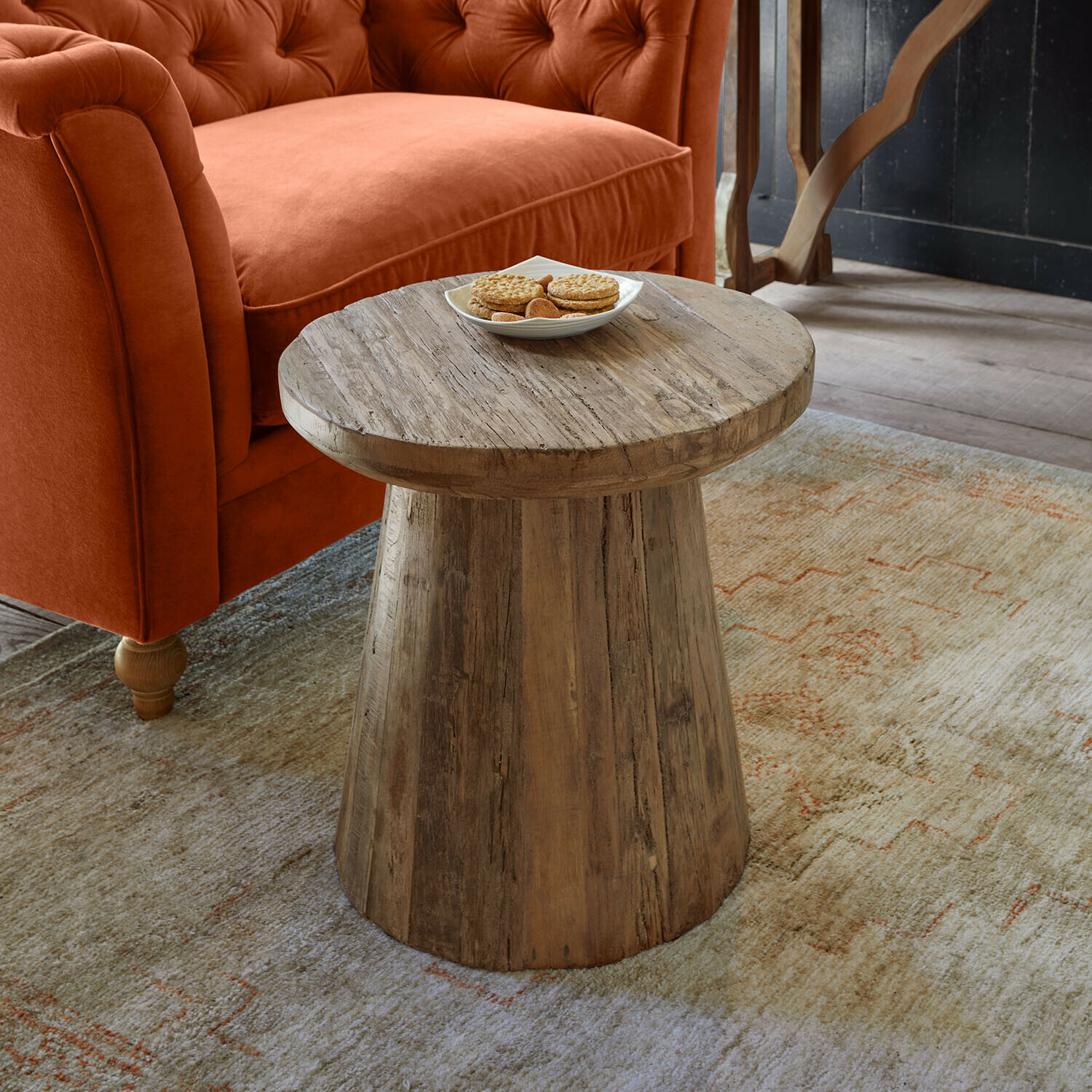 Table d’appoint Yarwood Table d'appoint en bois naturel devant un canapé orange et un tapis à motifs discrets