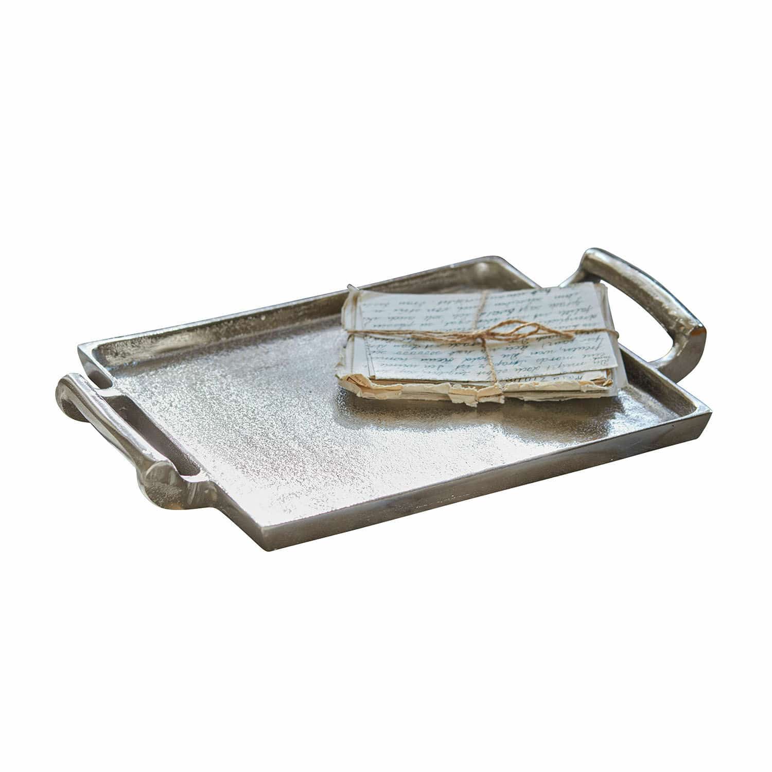 Dienblad Connaire Zilverkleurig metalen dienblad met handvatten en stapel oude brieven vastgebonden met touw