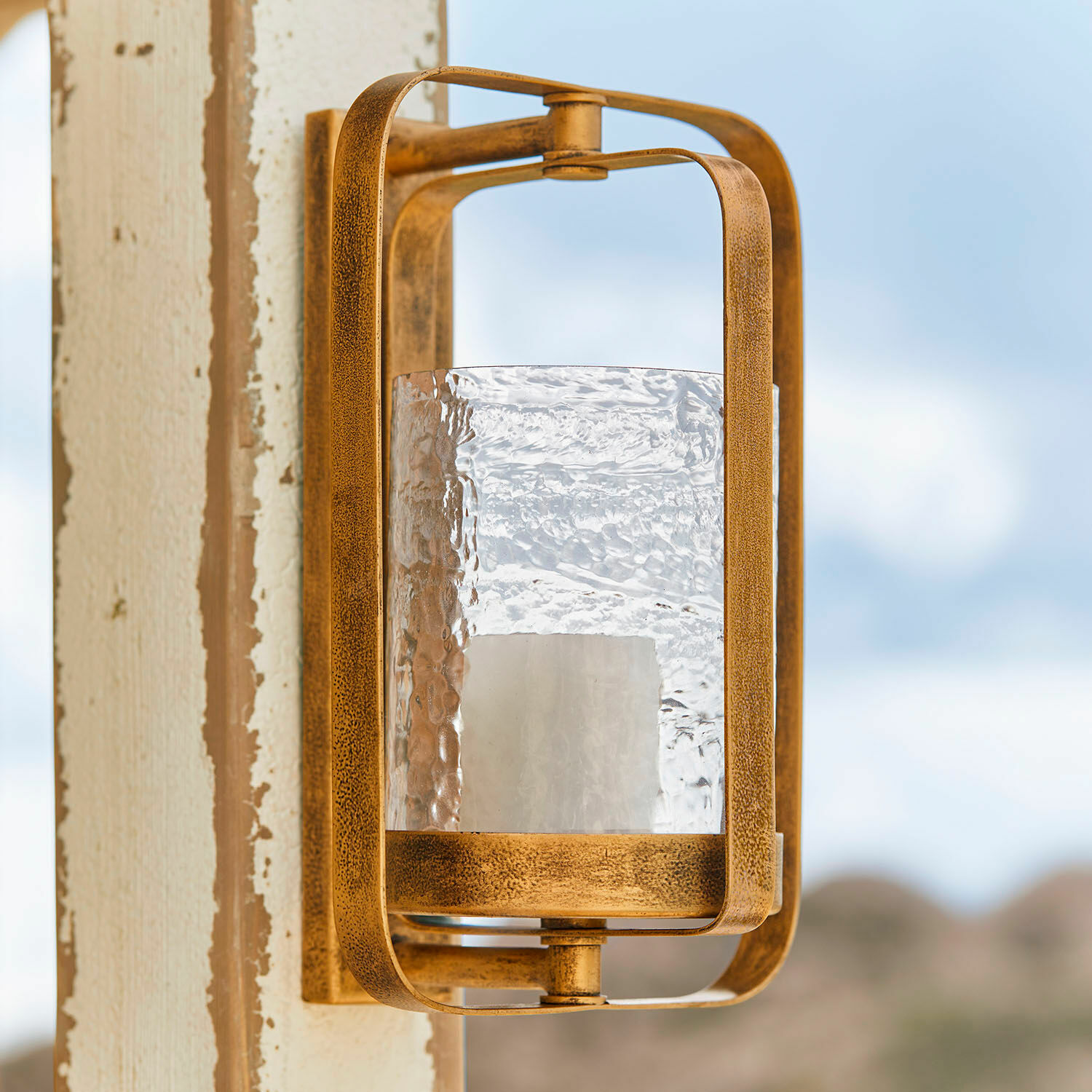 Wandkandelaar Vauxandre Gouden metalen wandlamp met gestructureerde glazen kap voor buitenverlichting