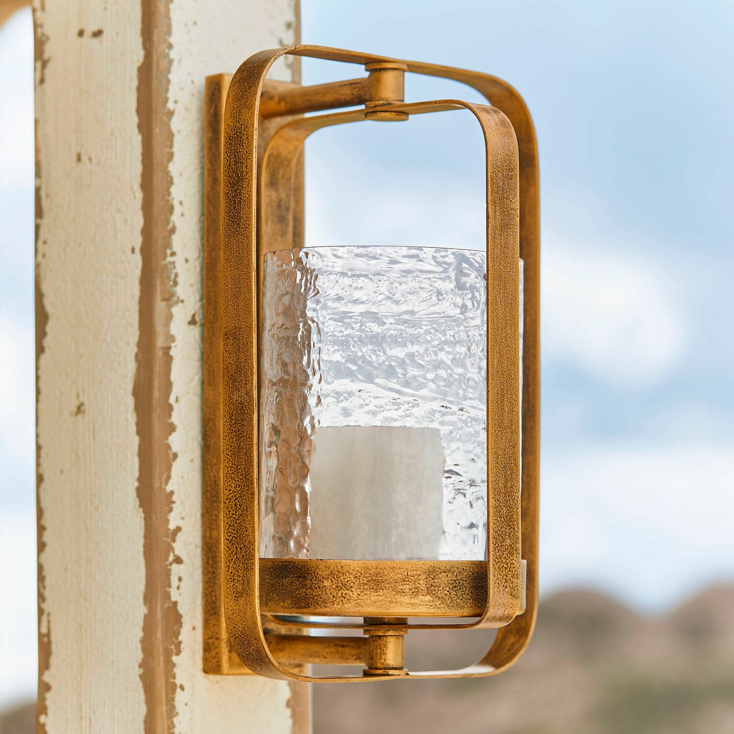 Wandkandelaar Vauxandre Gouden metalen wandlamp met gestructureerde glazen kap voor buitenverlichting