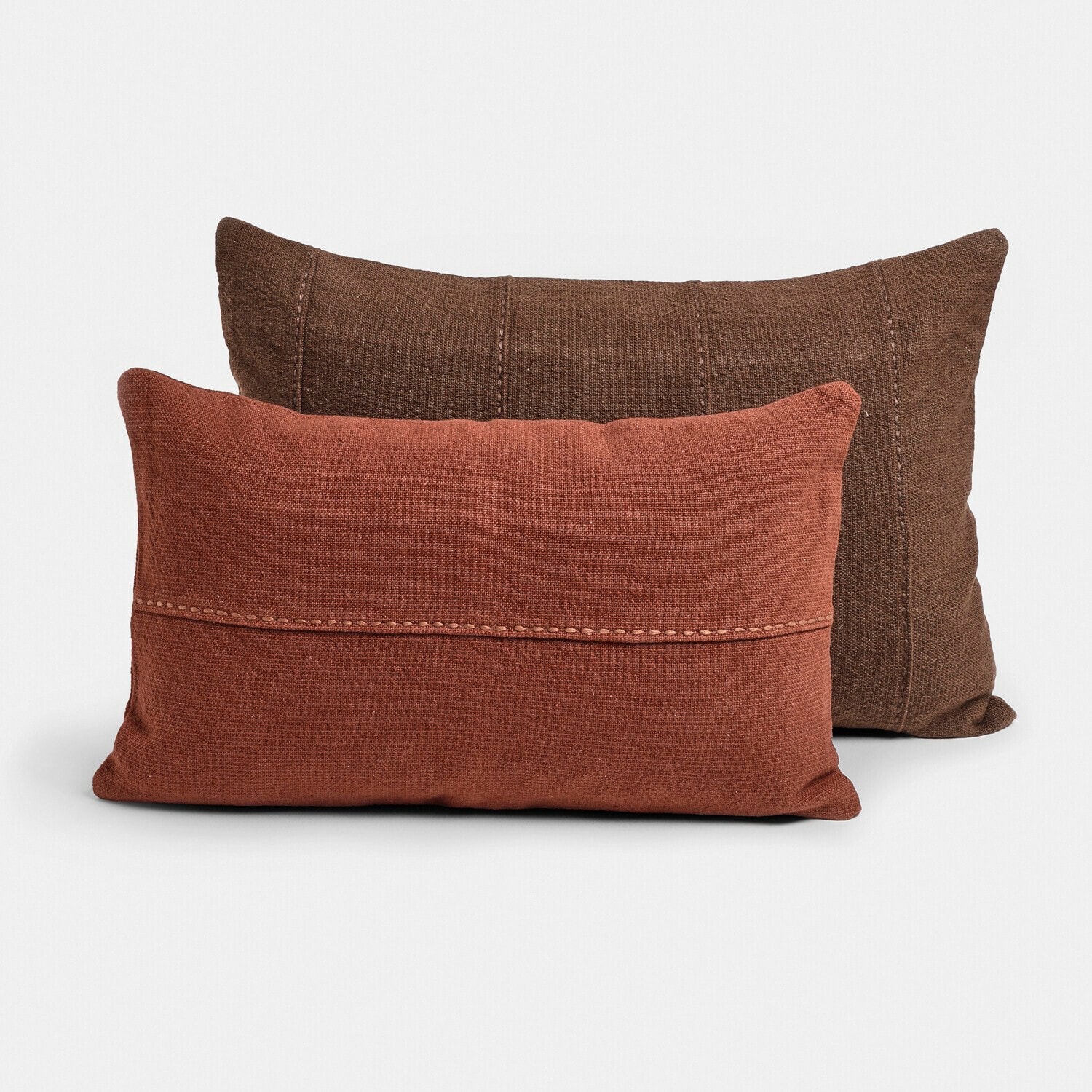 Ensemble de deux coussins rectangulaires en tissu marron et brique pour décoration intérieure