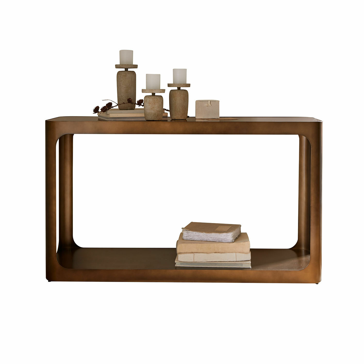 Table basse en métal brun aux bords arrondis, décorée de bougeoirs et livres, design moderne et épuré