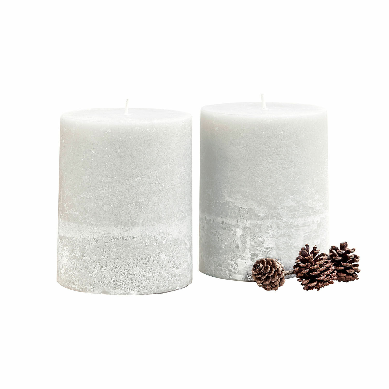 Lot de 2 bougies Oviedo Deux bougies grises texturées avec des pommes de pin, décoration intérieure automne-hiver