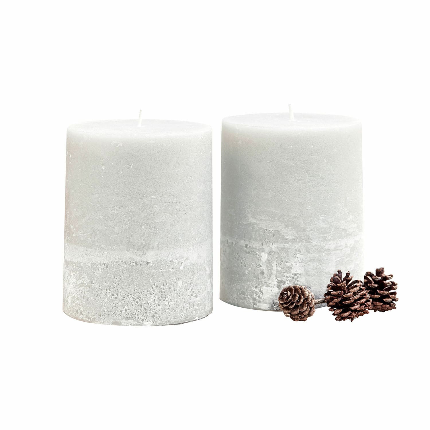 Lot de 2 bougies Oviedo Deux bougies grises texturées avec des pommes de pin, décoration intérieure automne-hiver