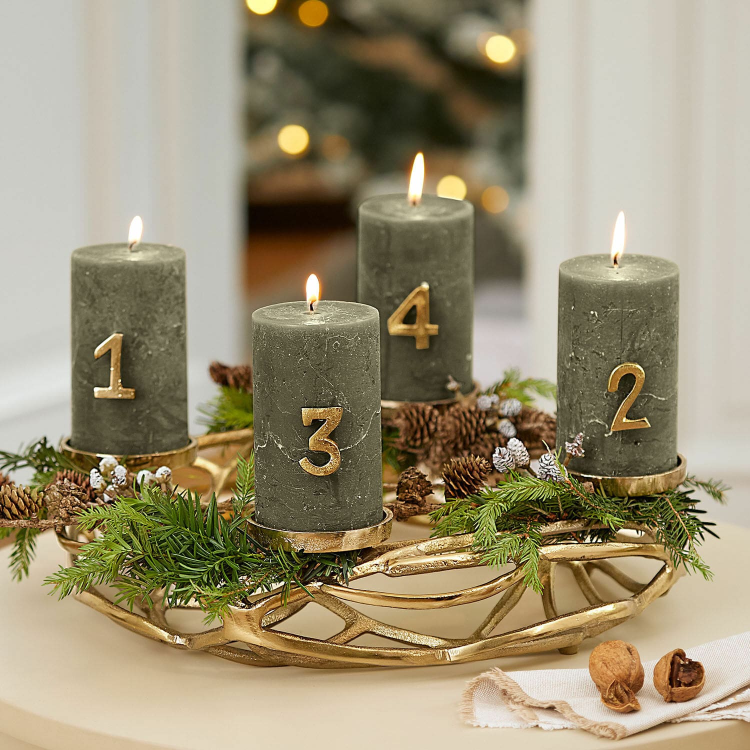 Lot de 4 pin’s décoratifs Marfino Ensemble de 4 bougies vertes numérotées sur un support doré avec décorations de pommes de pin et branches