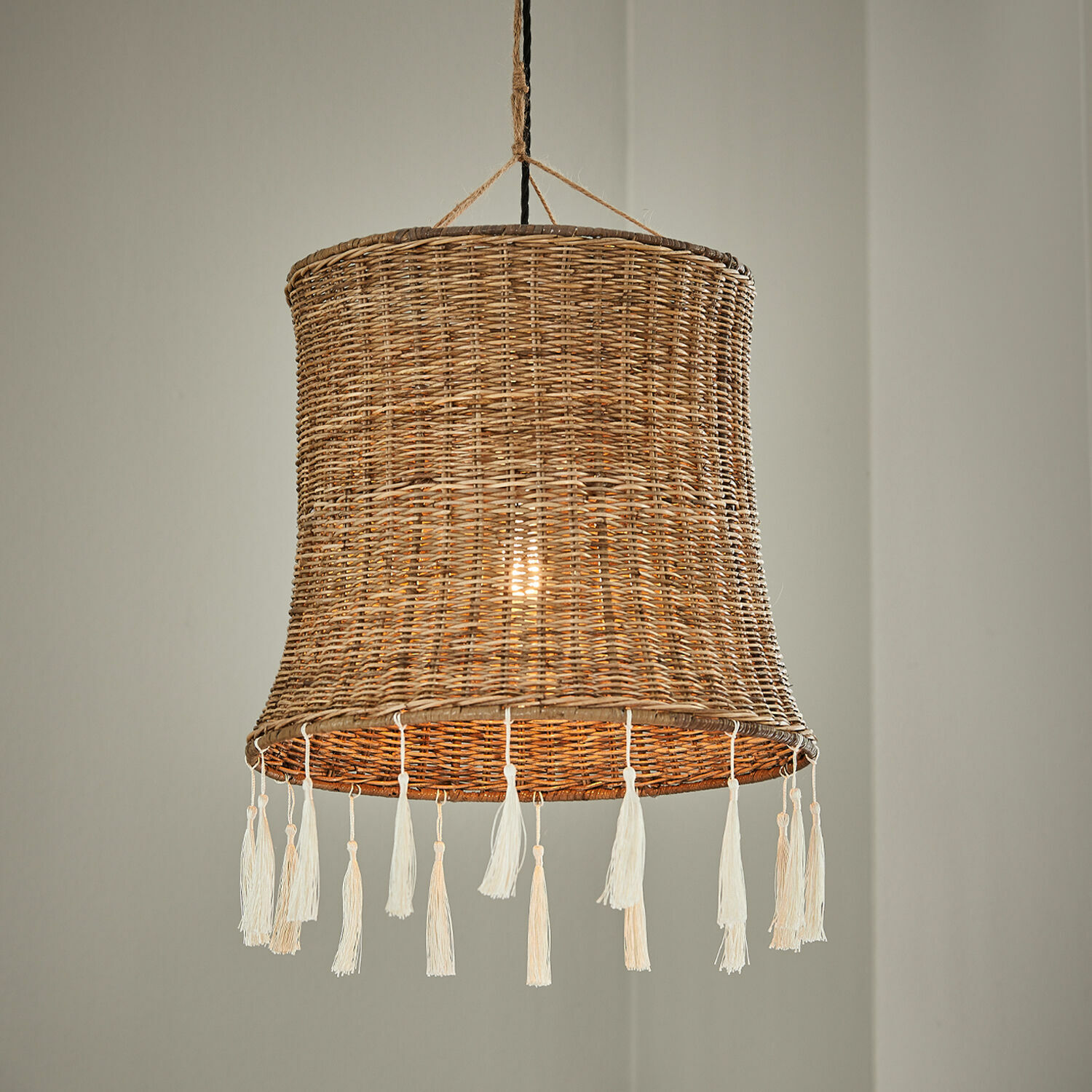Lampenkap Éverill Hanglamp van natuurlijk riet met witte kwastjes, decoratieve plafondlamp voor sfeervolle ruimtes