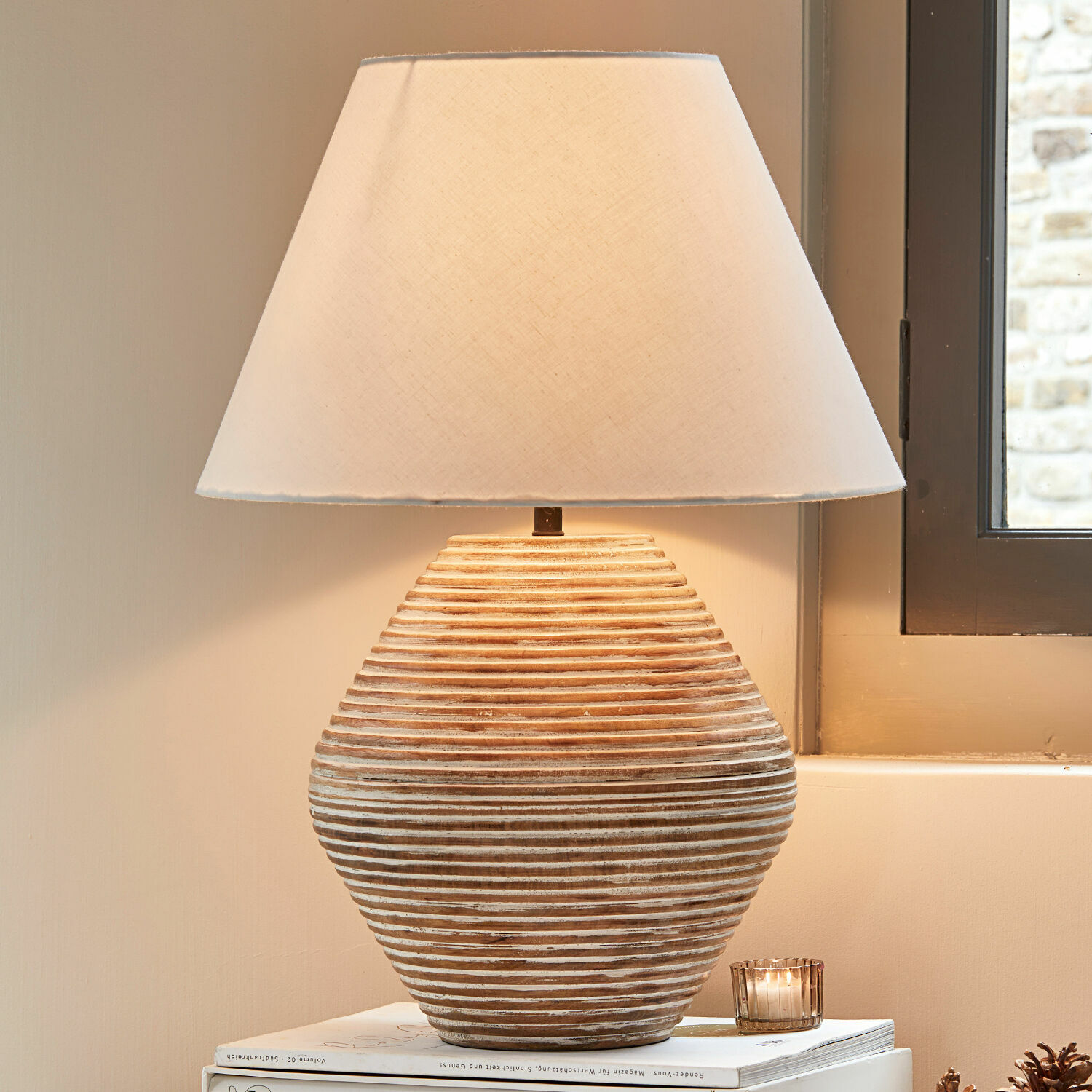 Lampe à poser Landelin Lampe de table en céramique beige et blanc avec abat-jour en tissu, décoration intérieure élégante