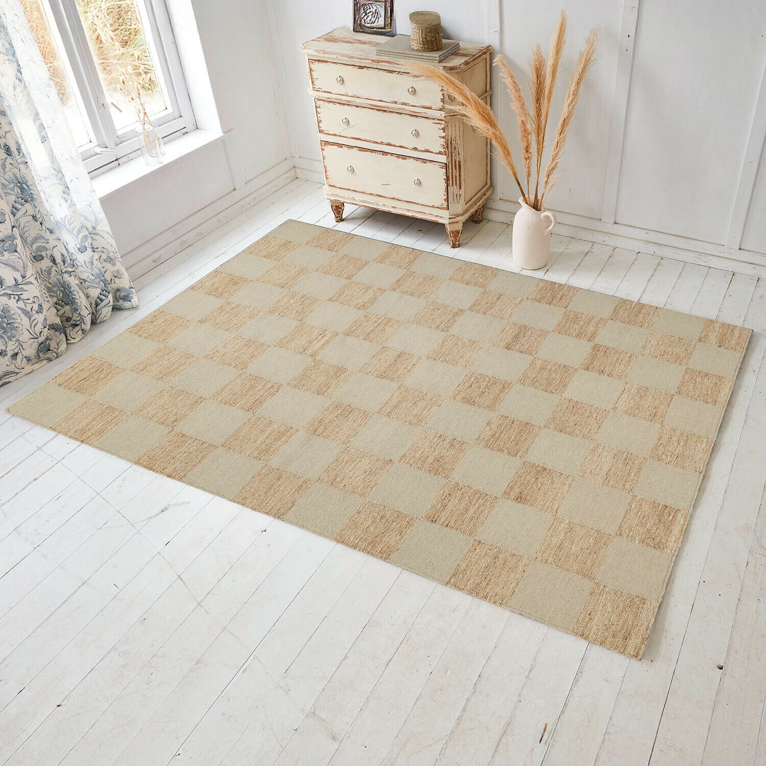 Vloerkleed Nexari Geruit vloerkleed in beige en natuurlijke tinten op lichte houten vloer in lichte kamer