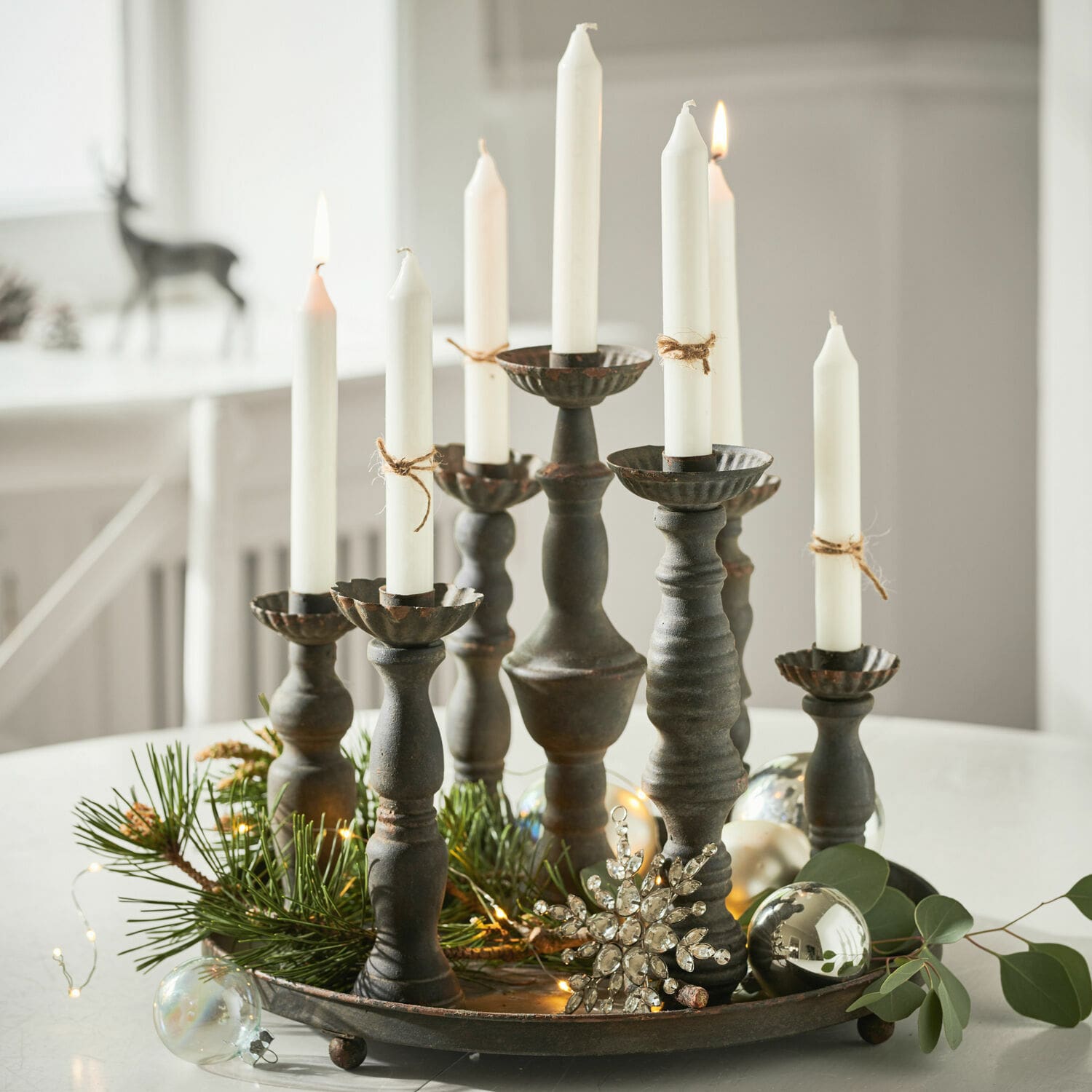 Kaarsenhouder Mandoul Metalen kandelaar met acht witte kaarsen en kerstdecoraties op een ronde schaal