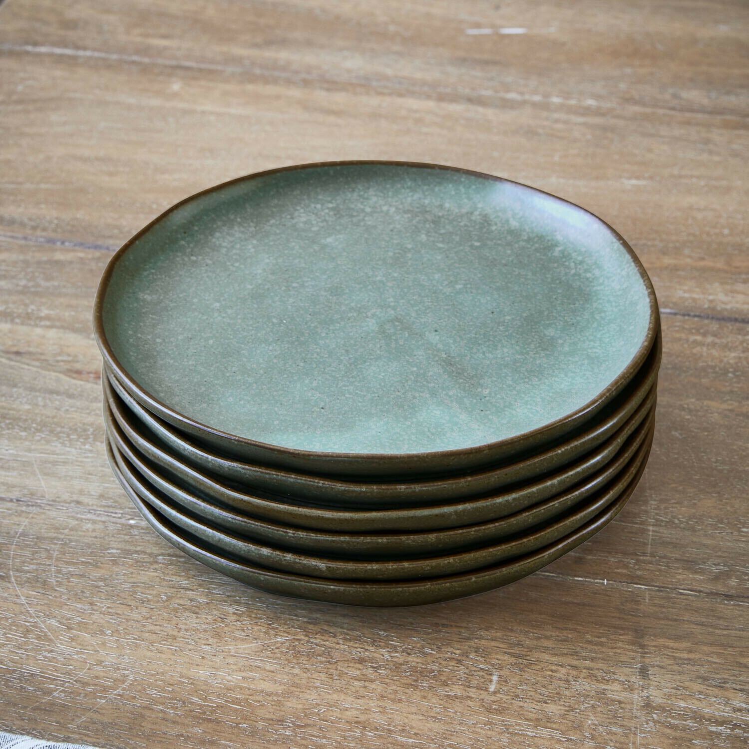 Dessertbordje set van 6 Biarré Set groene keramische borden op houten tafel voor dagelijks gebruik