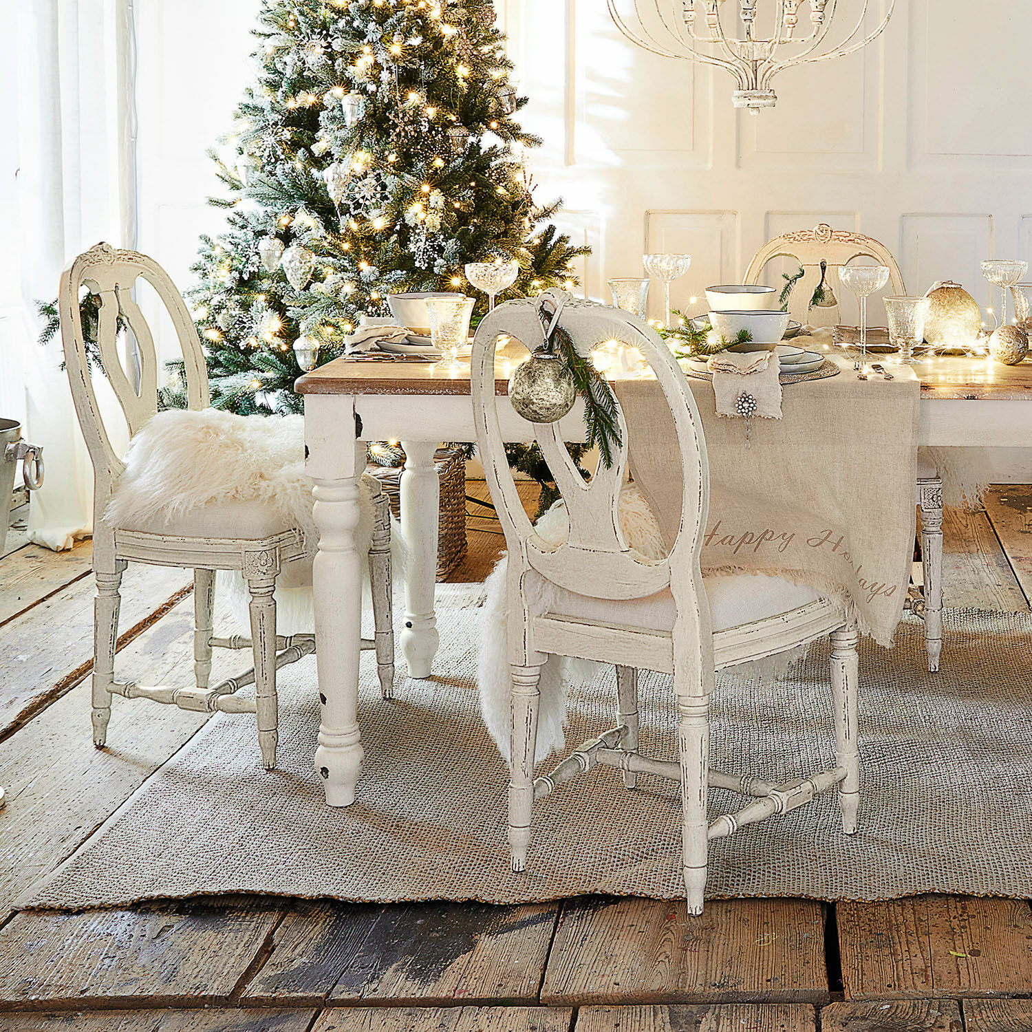 Stoel San Gavino Eetkamer met witte houten tafel en vintage stoelen feestelijk versierd voor Kerstmis