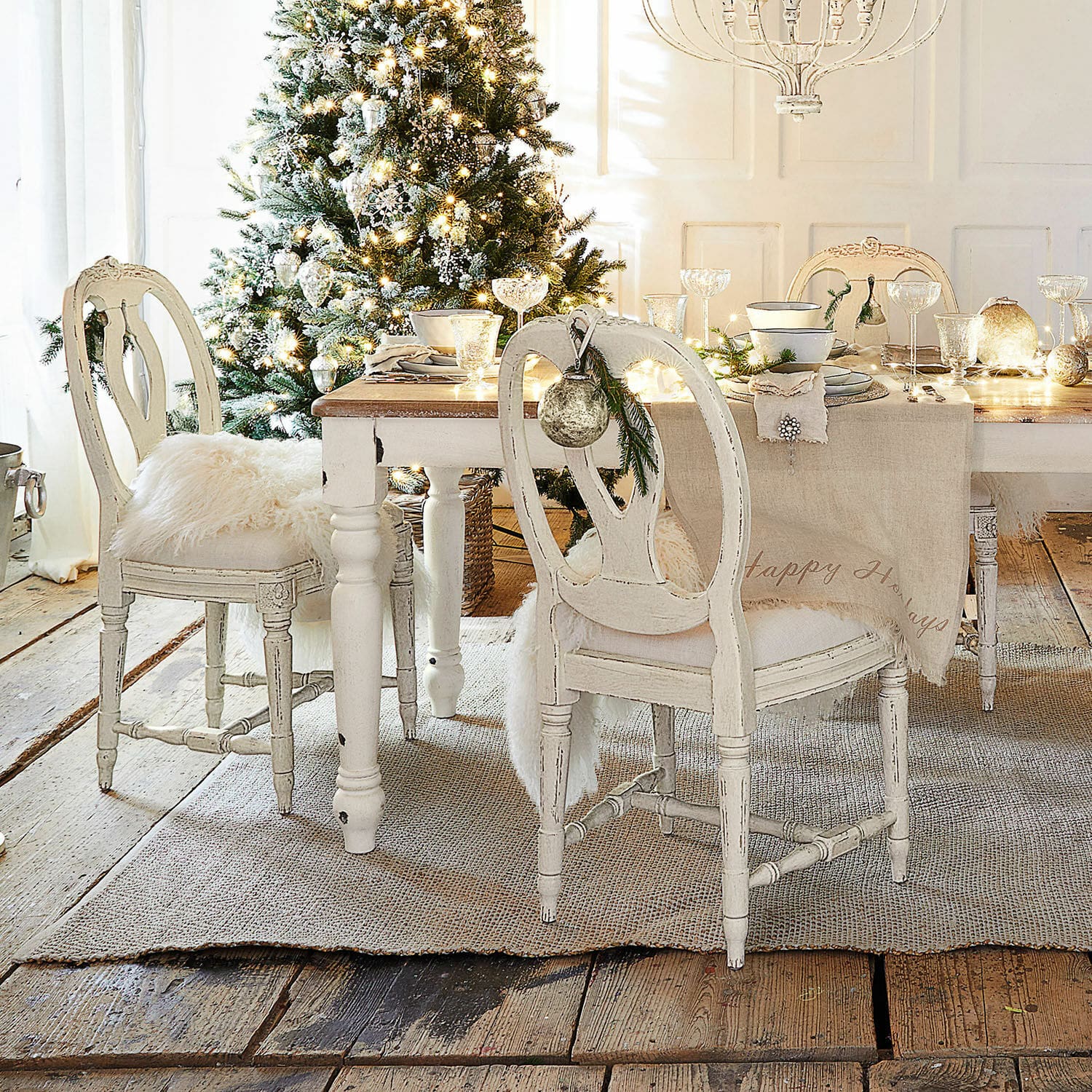 Stoel San Gavino Eetkamer met witte houten tafel en vintage stoelen feestelijk versierd voor Kerstmis