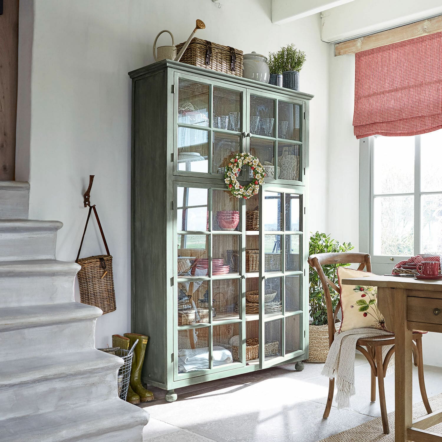 Buffetkast Bellac Groene houten vitrinekast met glazen deuren in lichte kamer met natuurlijke decoratie