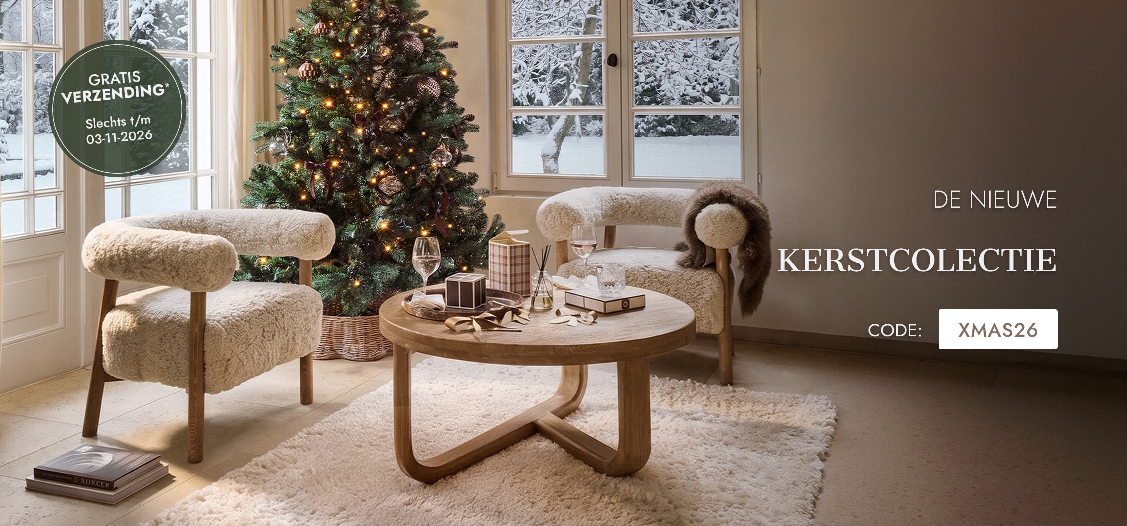Gezellige woonkamer met twee crèmekleurige stoelen van schapenvachtimitatie en versierde kerstboom