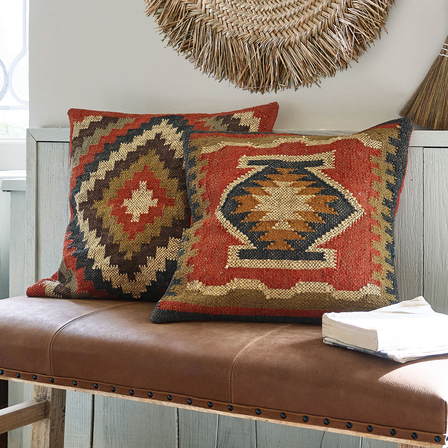 Lot de 2 housses de coussins Dailies Deux coussins décoratifs en tissu avec motifs géométriques aux tons chauds rouge et marron