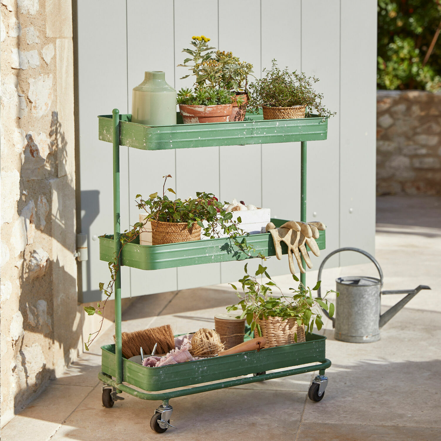 Desserte à plantes Deonte Chariot de jardin vert en métal avec plantes et outils de jardinage sur roulettes