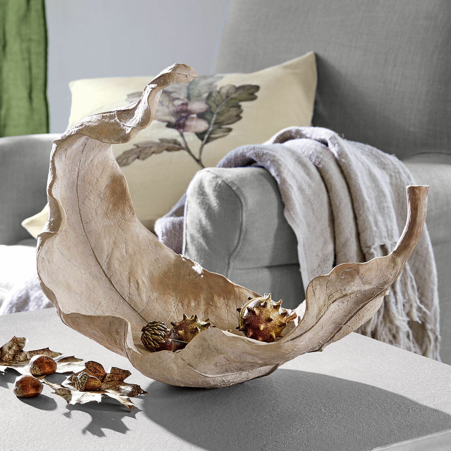 Schaal Vibius Decoratieve schaal in de vorm van een blad van natuurlijk materiaal in beige op een salontafel