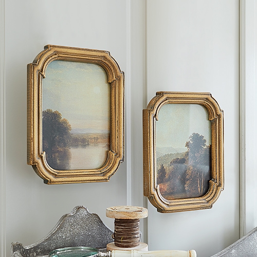 Deux tableaux de paysage dans des cadres dorés décoratifs sur un mur clair, décoration vintage