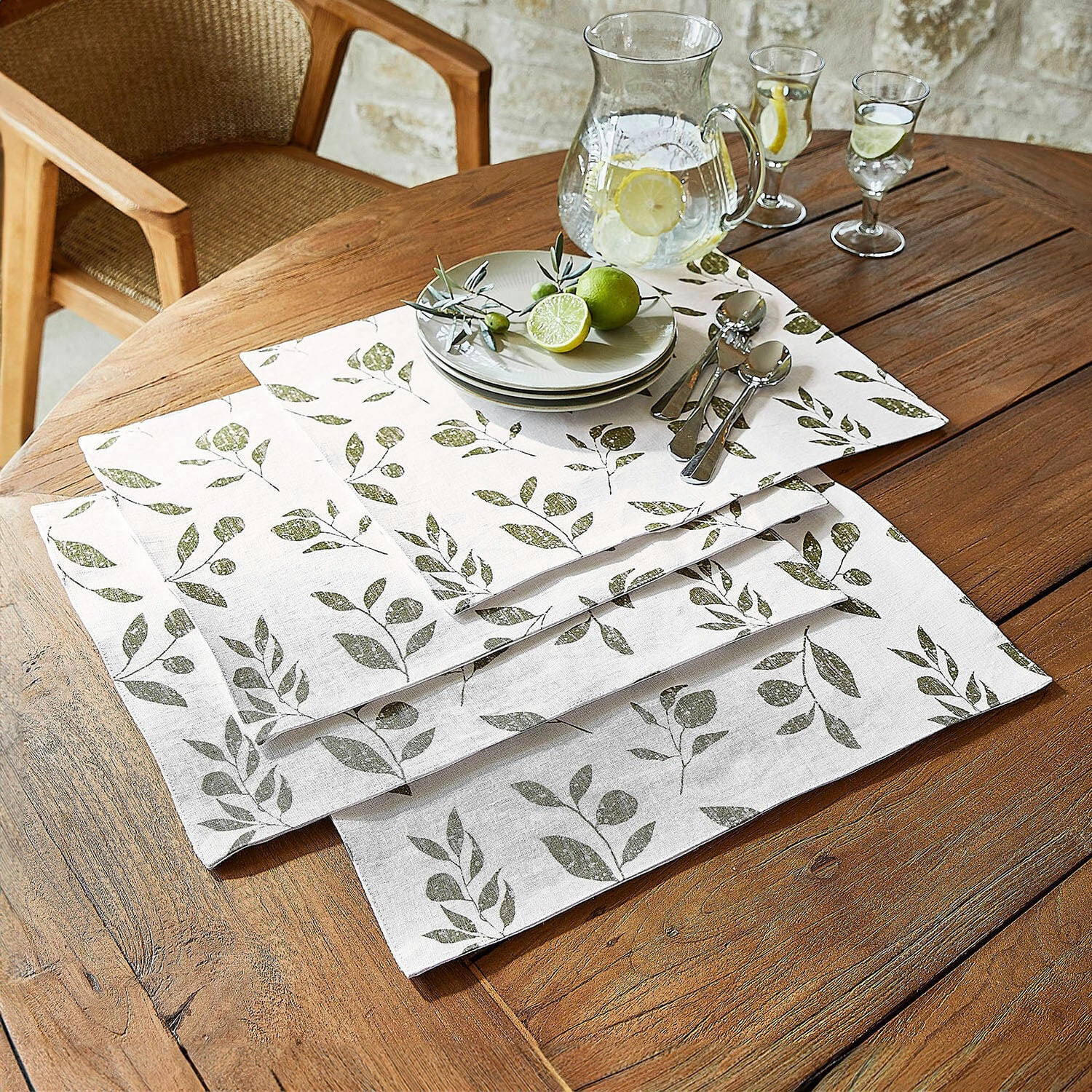 Lot de 4 sets de table Klivento Serviettes en lin blanc avec motif de feuilles vertes sur table en bois pour décoration de table