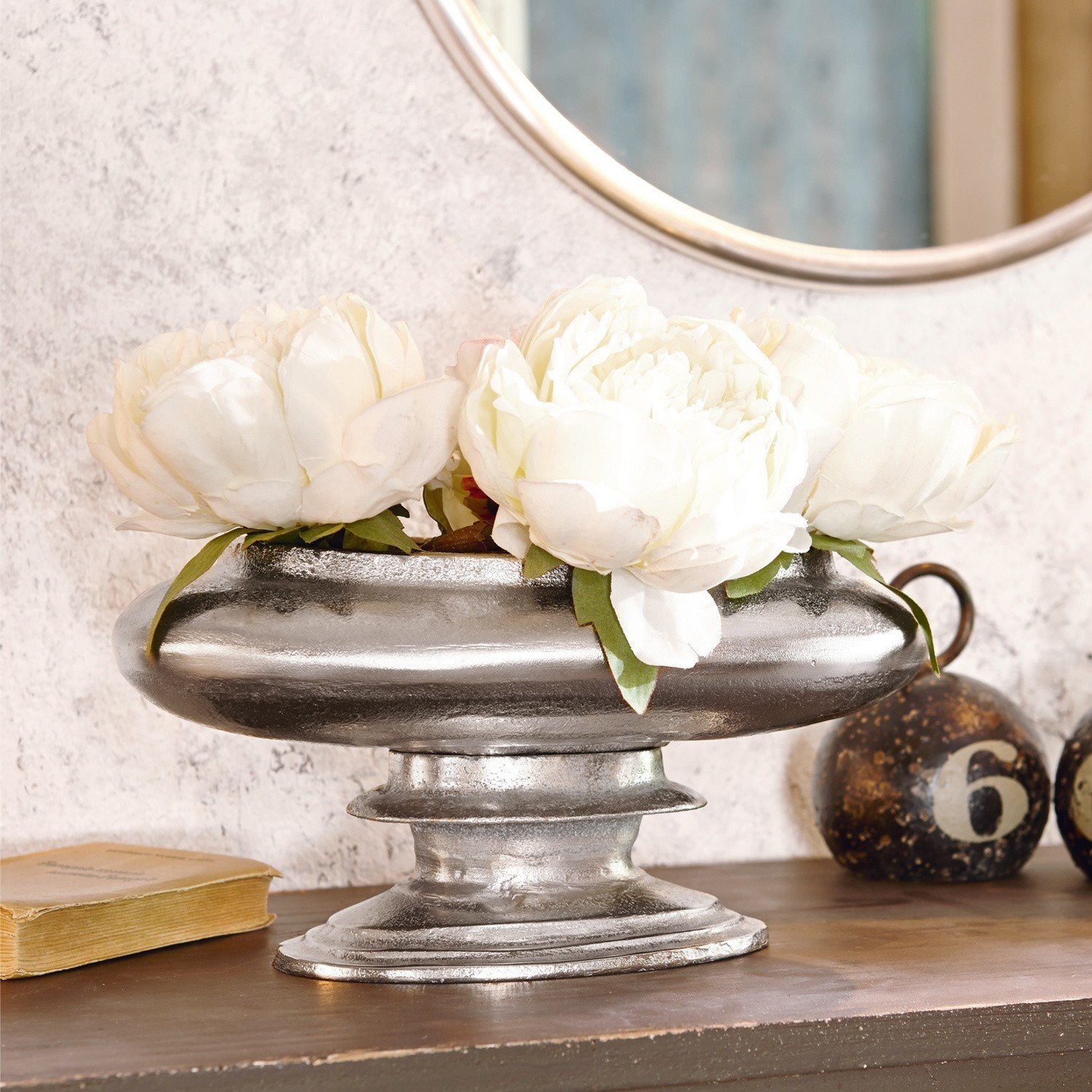 Vaas Loyère Decoratieve zilverkleurige metalen schaal met witte bloemen op houten tafel, vintage stijl