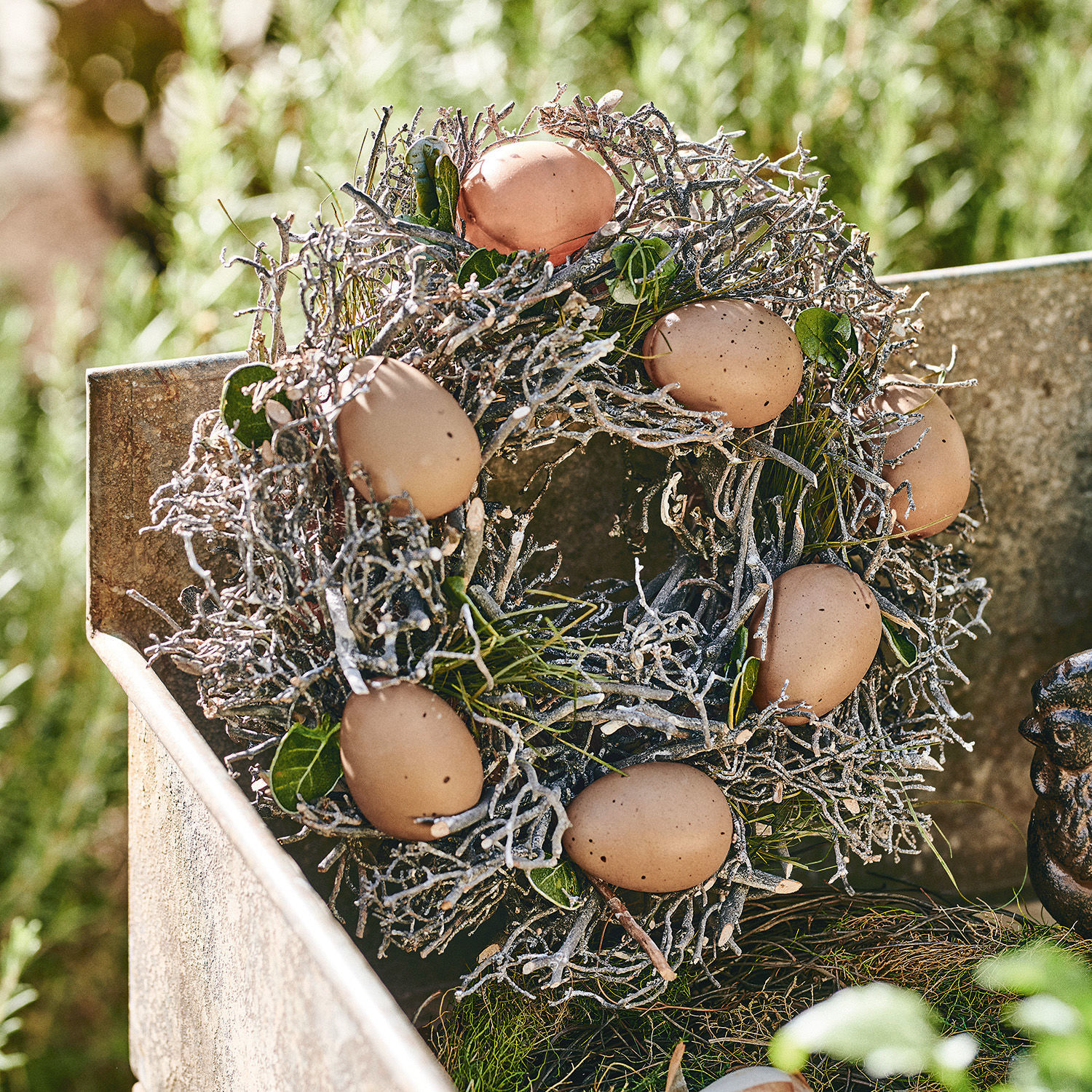 Couronne d'œufs Contreur Couronne décorative en branches avec œufs bruns, motif naturel de Pâques pour maison et jardin